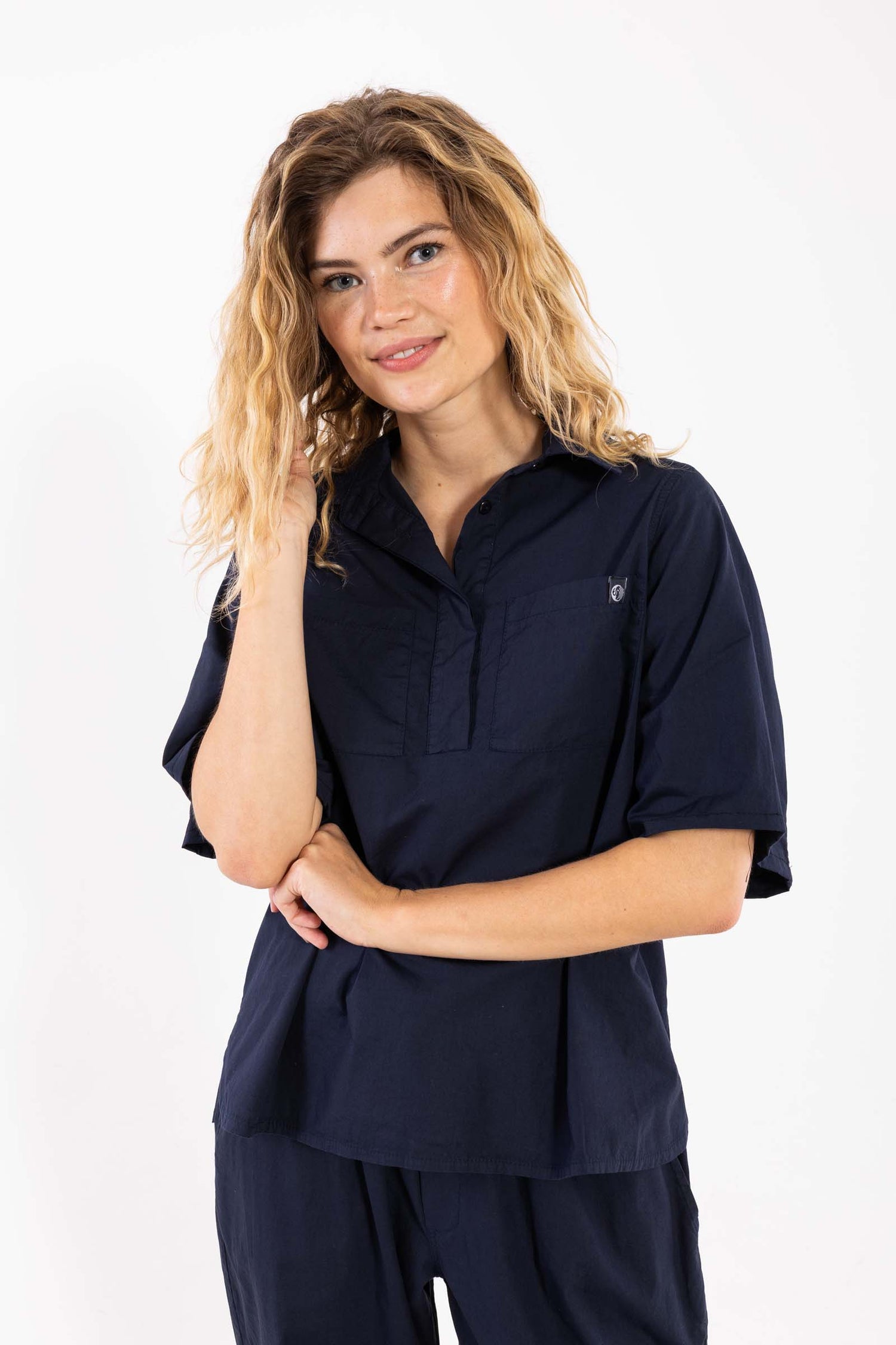 Lækker kortærmet navyblå skjorte til kvinder