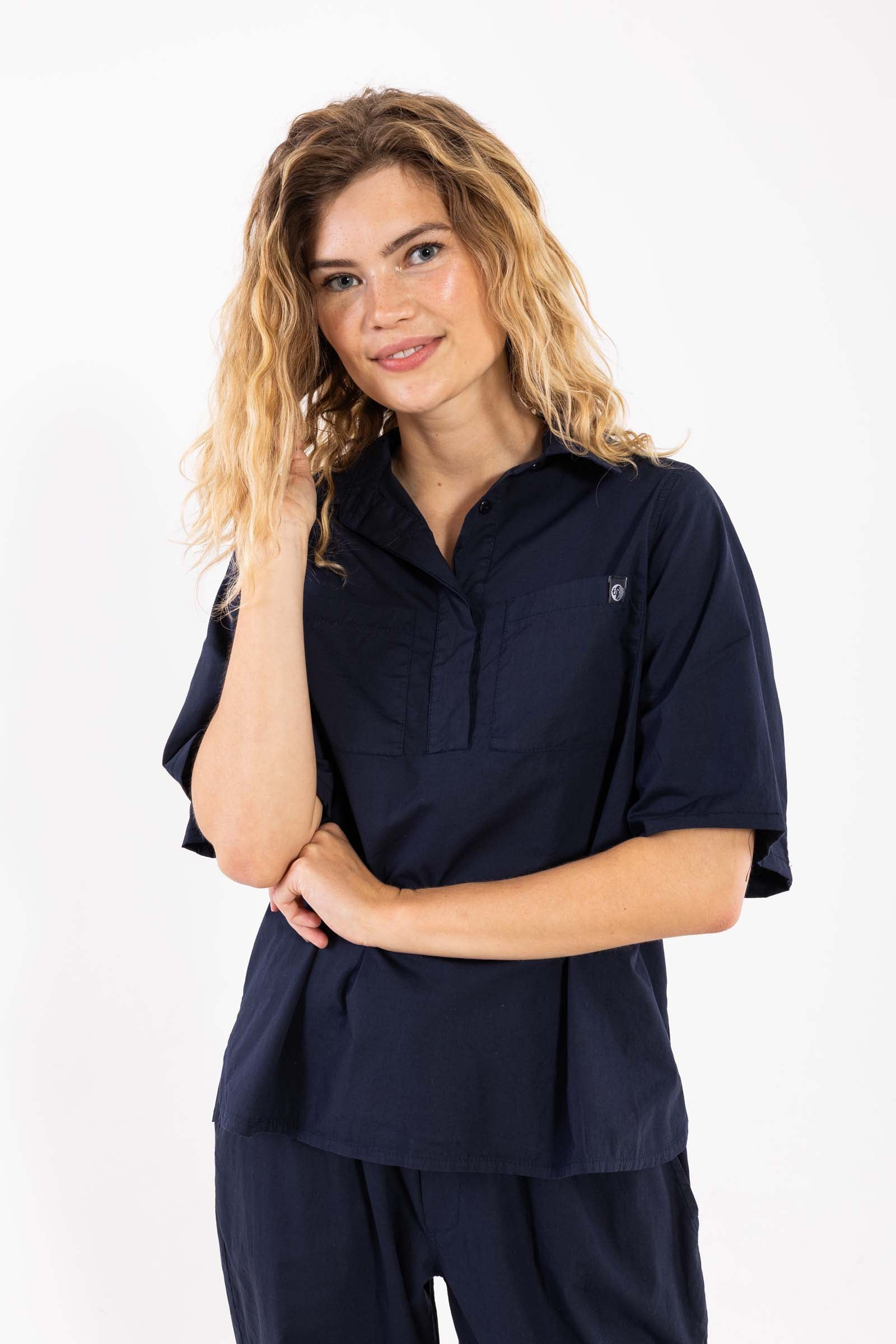 Lækker kortærmet navyblå skjorte til kvinder