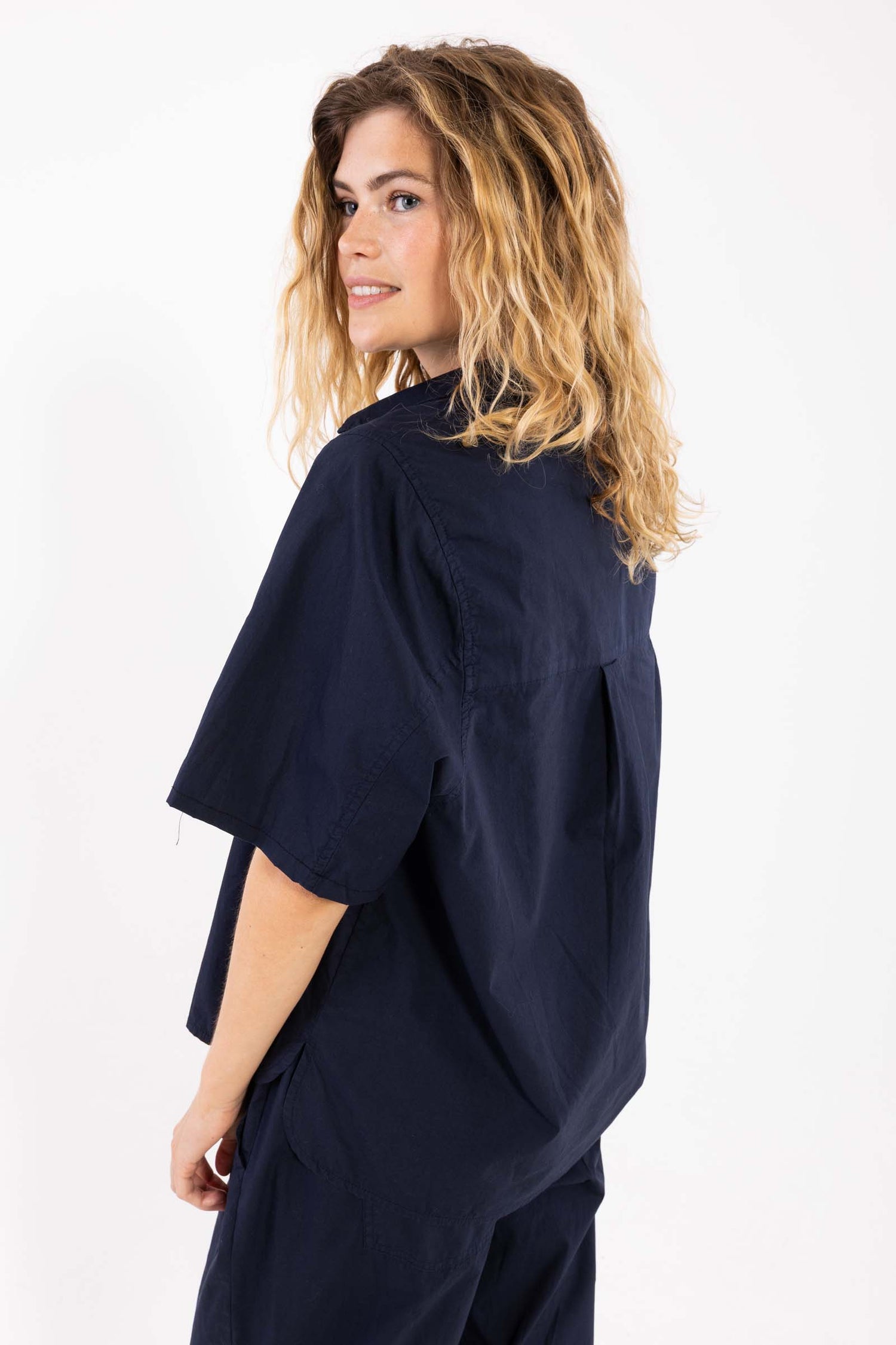 Lækker kortærmet navyblå skjorte til kvinder