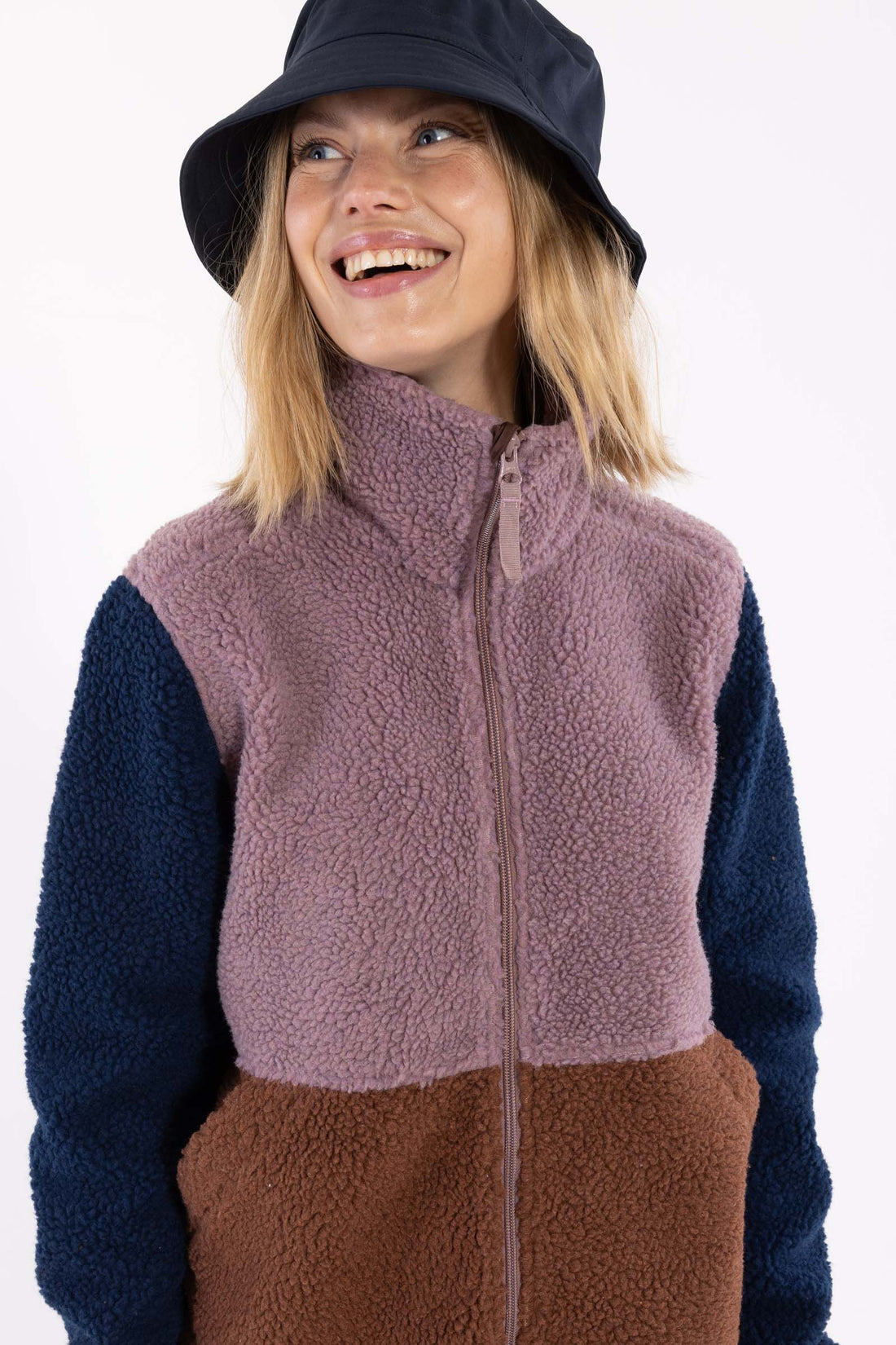 Lækker fleecejakke i lilla og rødbrune nuancer og mørkeblå ærmer til kvinder.