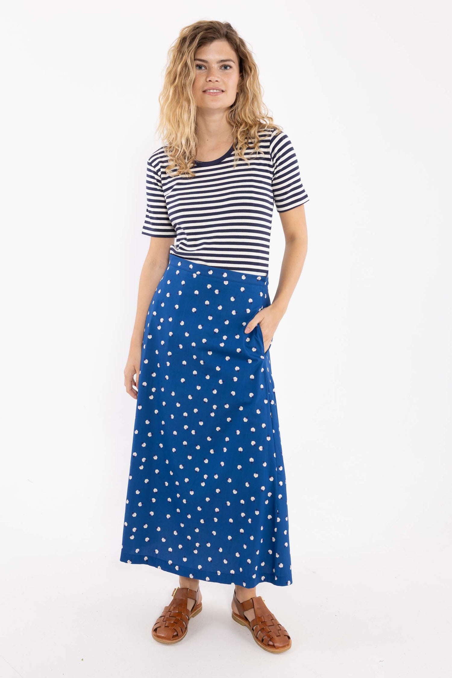 Fin mørkeblå nederdel med sødt blomstermønster til kvinder