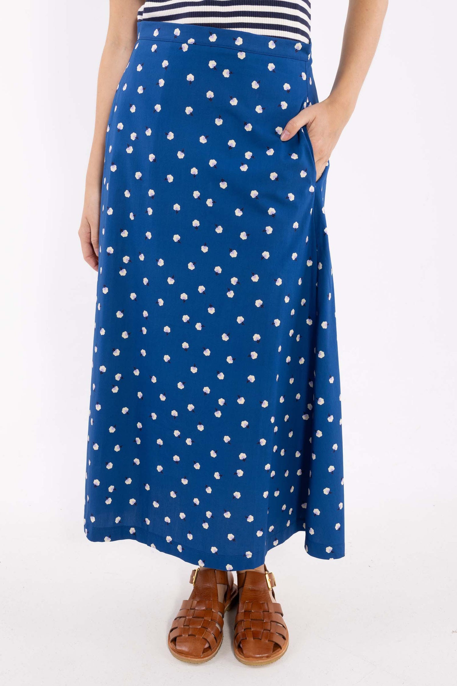 Fin mørkeblå nederdel med sødt blomstermønster til kvinder