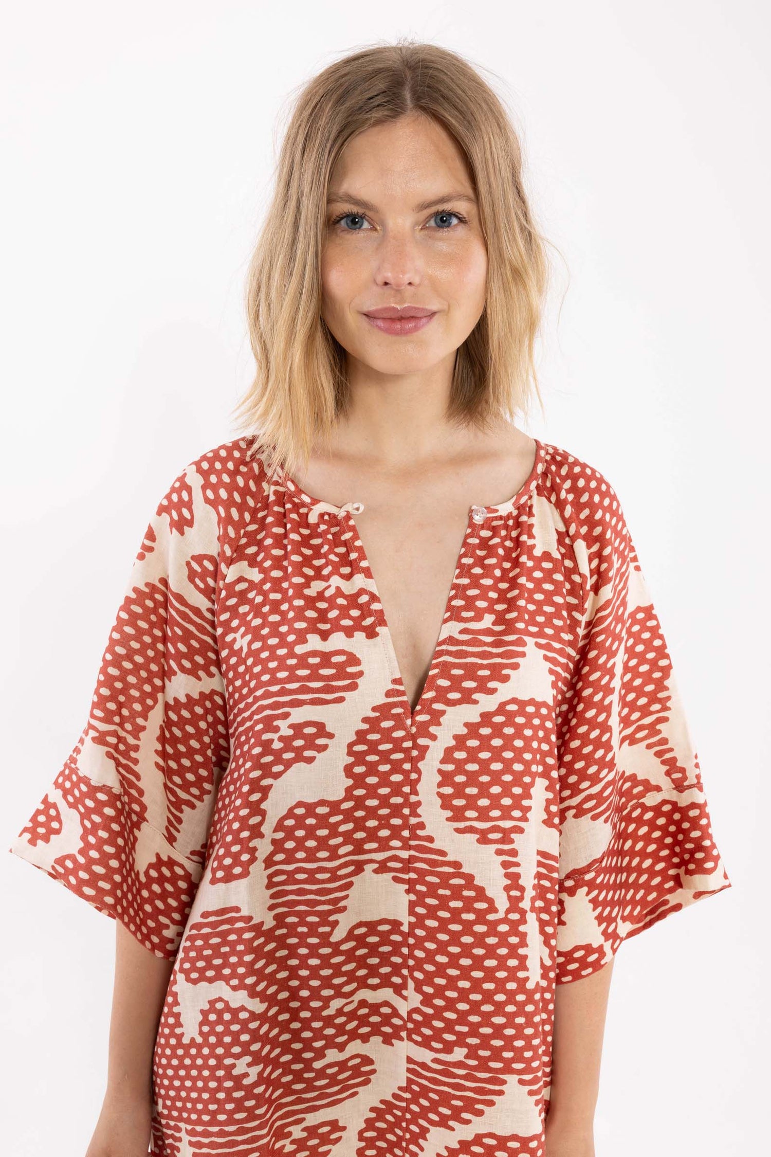 Sød mønstret kjole i lækker hørblanding til kvinder