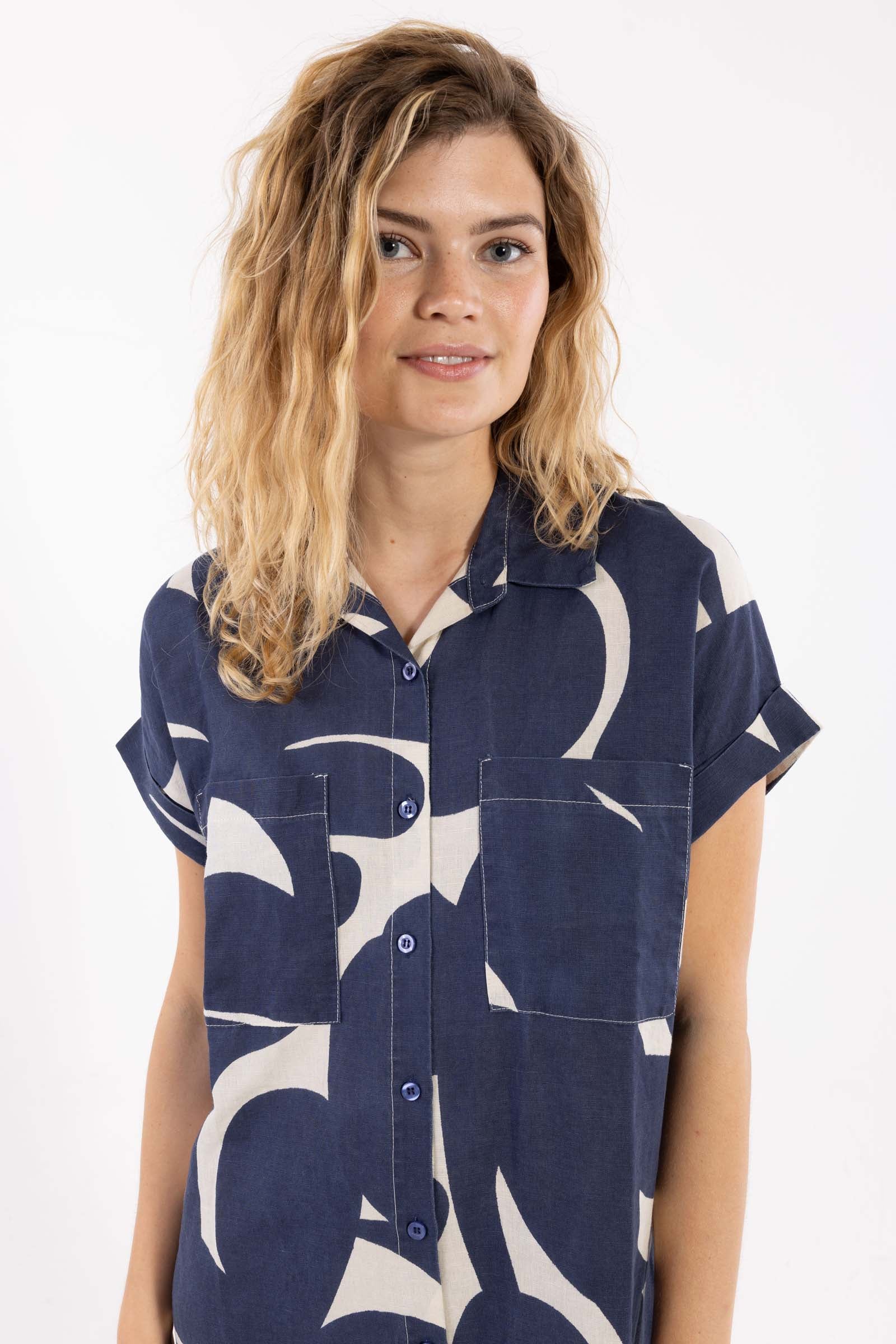 Fin mønstret skjortekjole i lækker hørblanding til kvinder