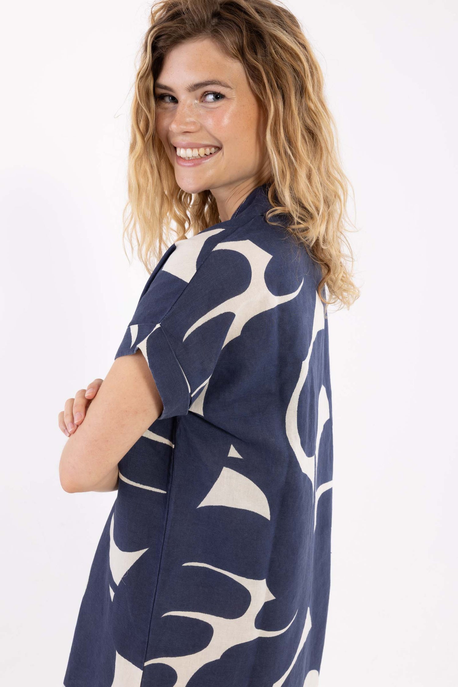 Fin mønstret skjortekjole i lækker hørblanding til kvinder