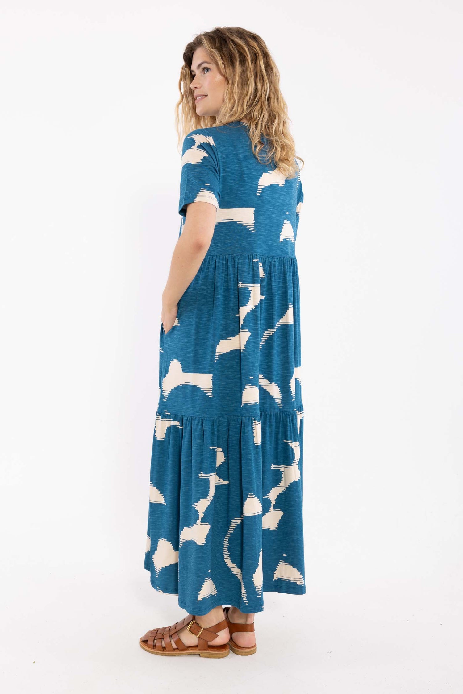 Skøn kjole med mønster i varm blå og lys beige til kvinder