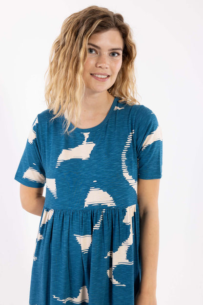 Skøn kjole med mønster i varm blå og lys beige til kvinder