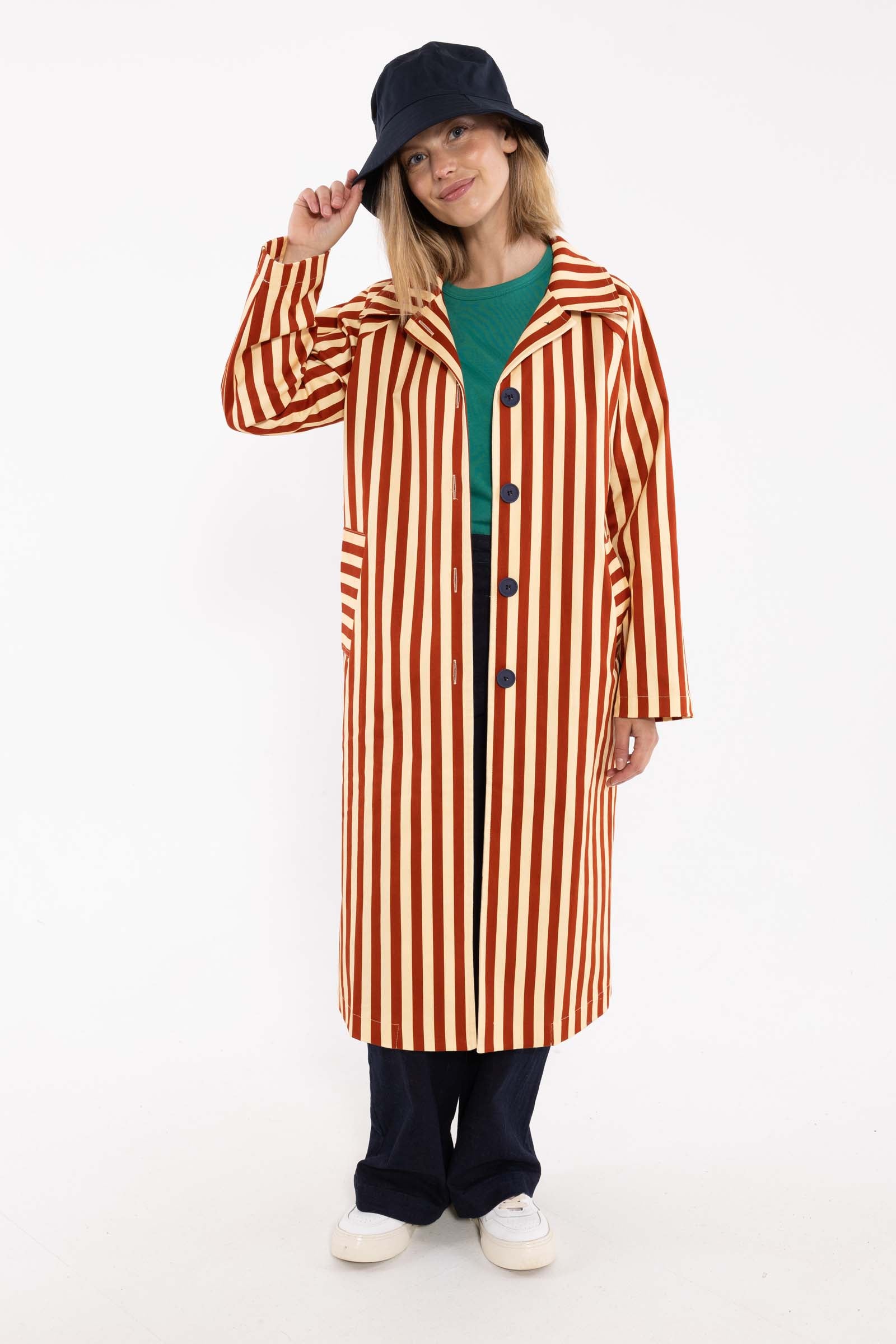 Flot canvasjakke med cool striber i brændt rød og varm sandfarve