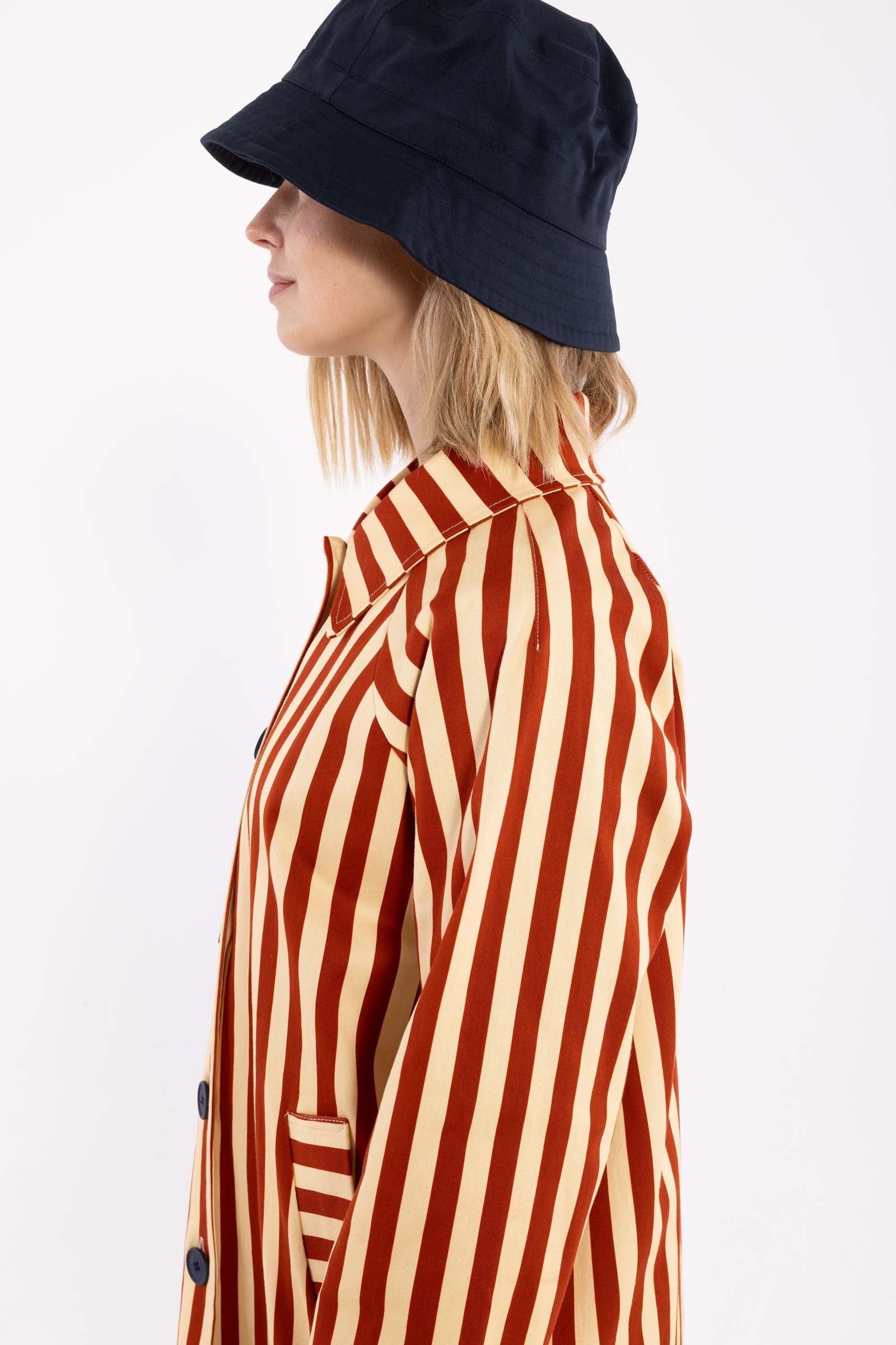 Flot canvasjakke med cool striber i brændt rød og varm sandfarve