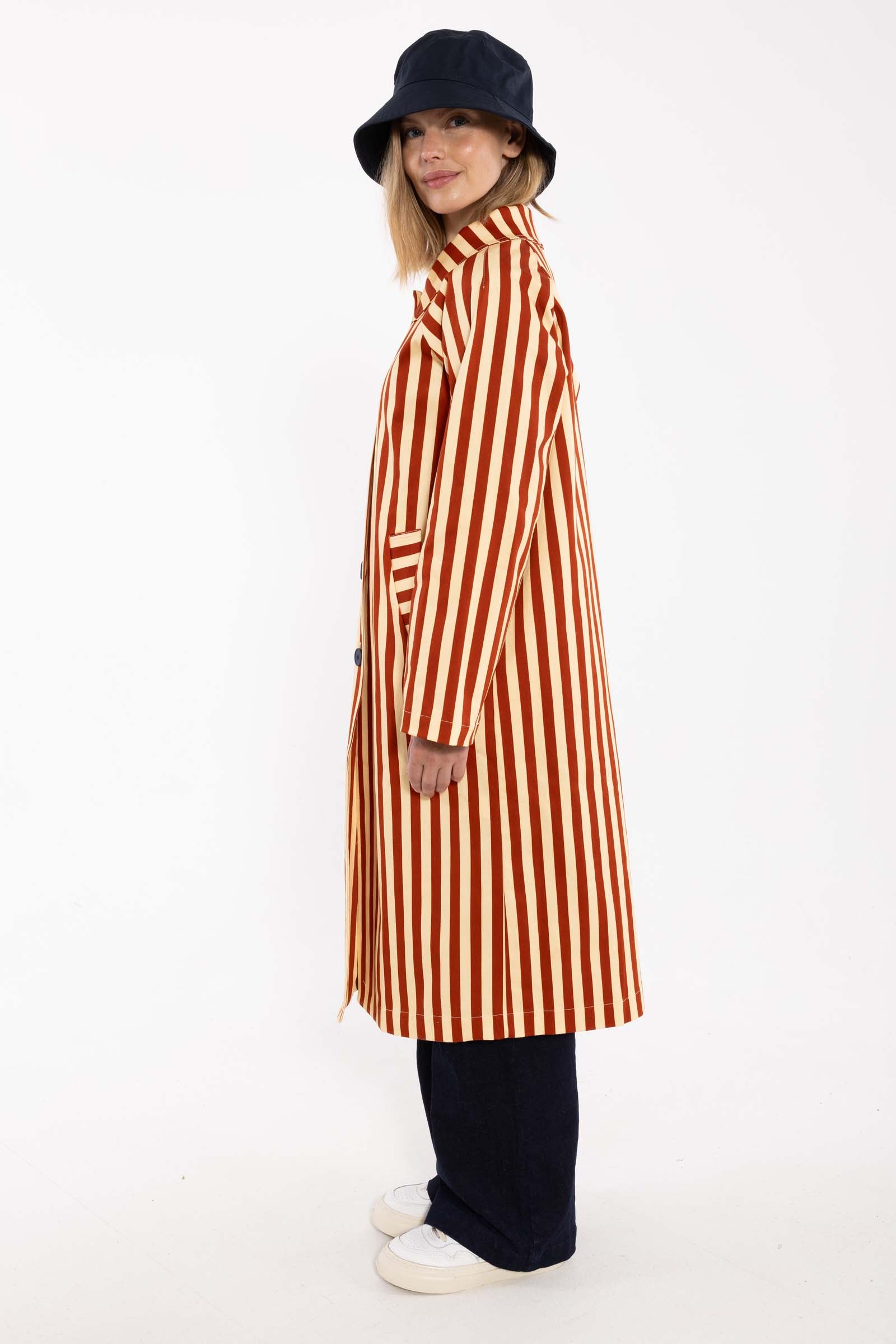 Flot canvasjakke med cool striber i brændt rød og varm sandfarve