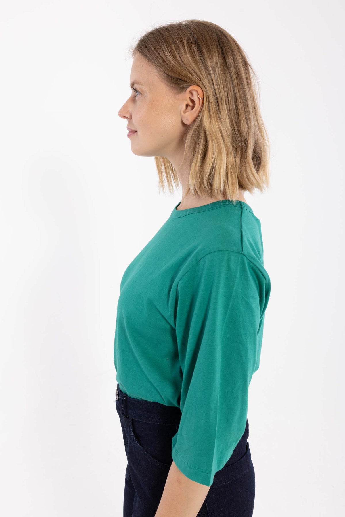 Fin t-shirt i grøn med rund hals og lidt længere ærmer til kvinder