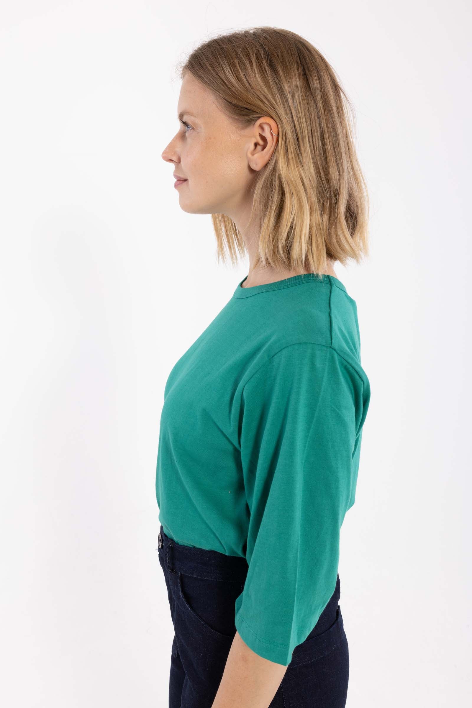 Fin t-shirt i grøn med rund hals og lidt længere ærmer til kvinder