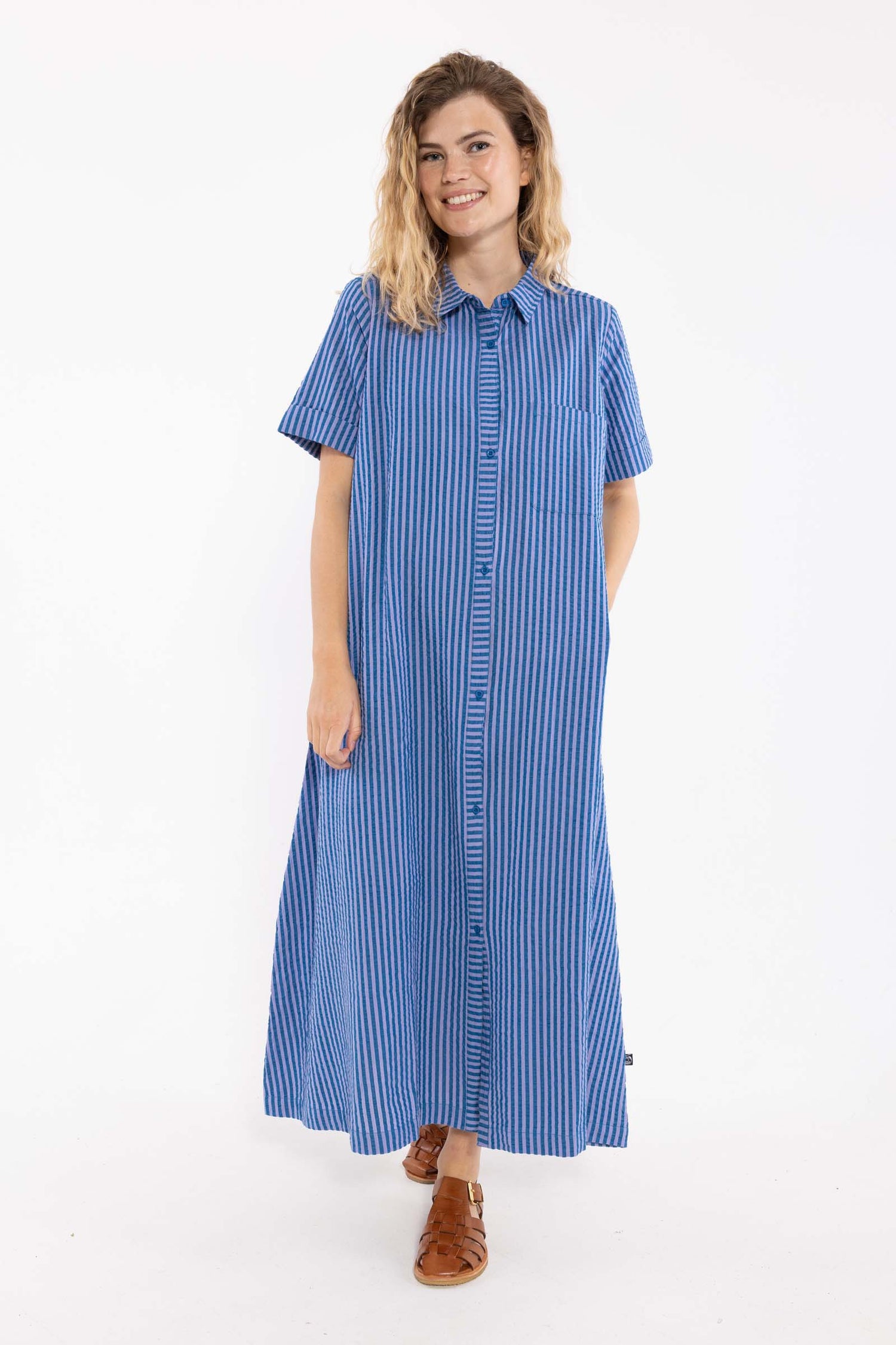 Skøn bæk og bølge skjortekjole med blå og lilla striber til kvinder