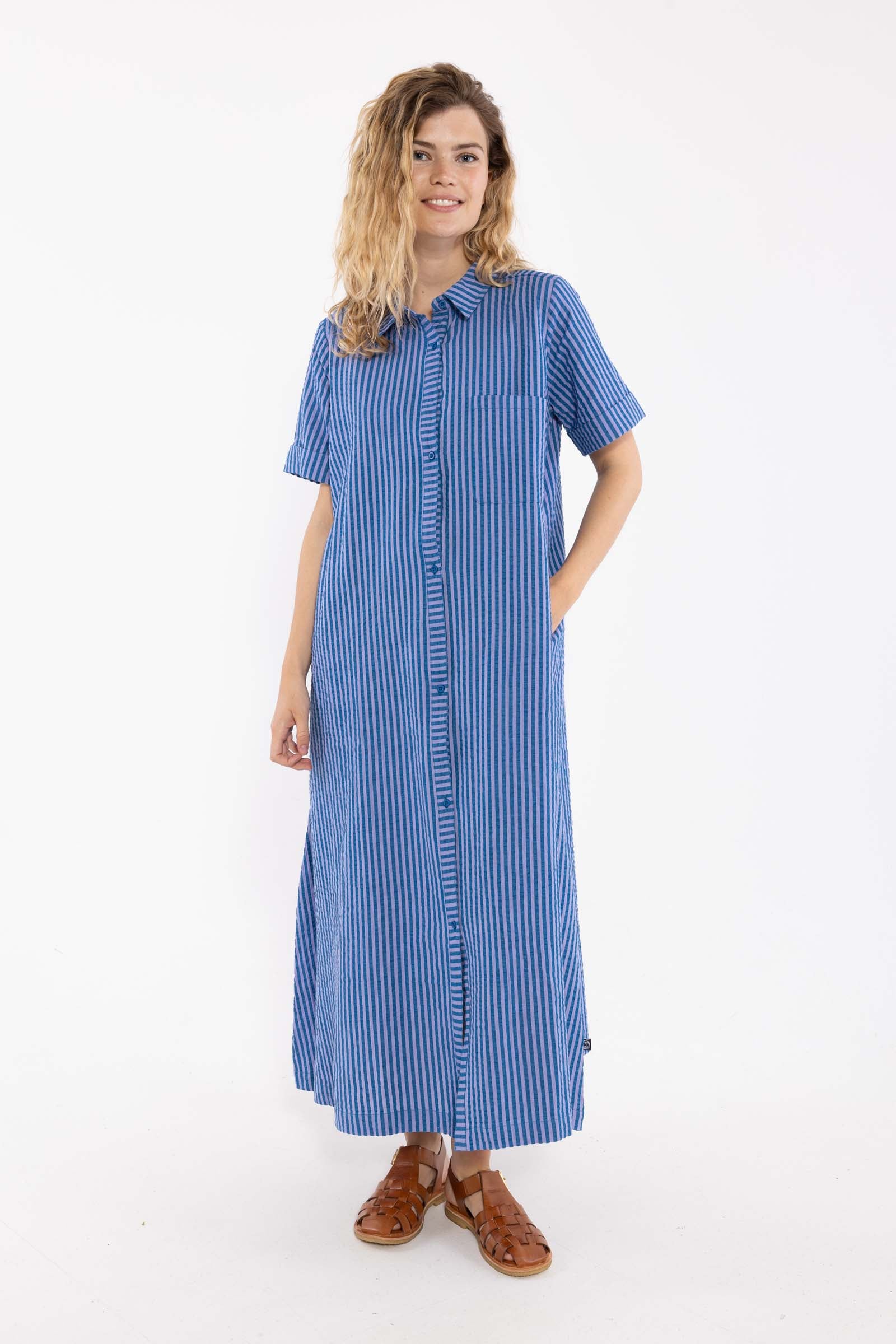 Skøn bæk og bølge skjortekjole med blå og lilla striber til kvinder