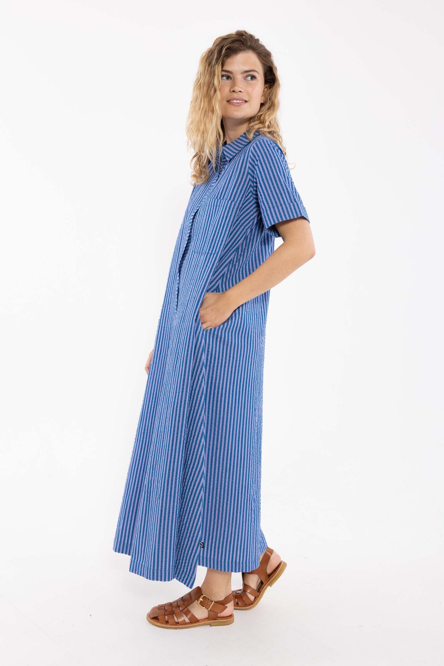 Skøn bæk og bølge skjortekjole med blå og lilla striber til kvinder