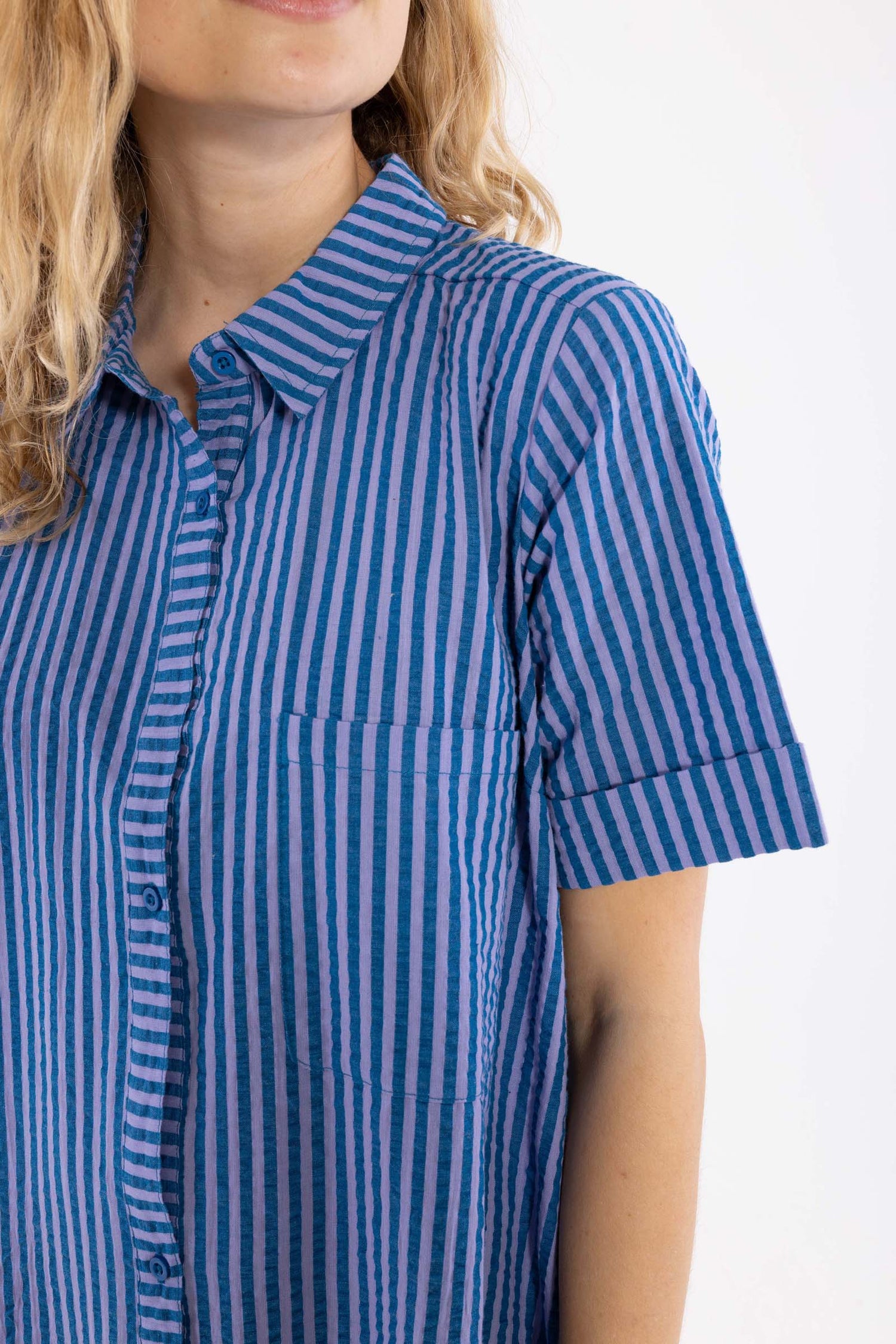Skøn bæk og bølge skjortekjole med blå og lilla striber til kvinder