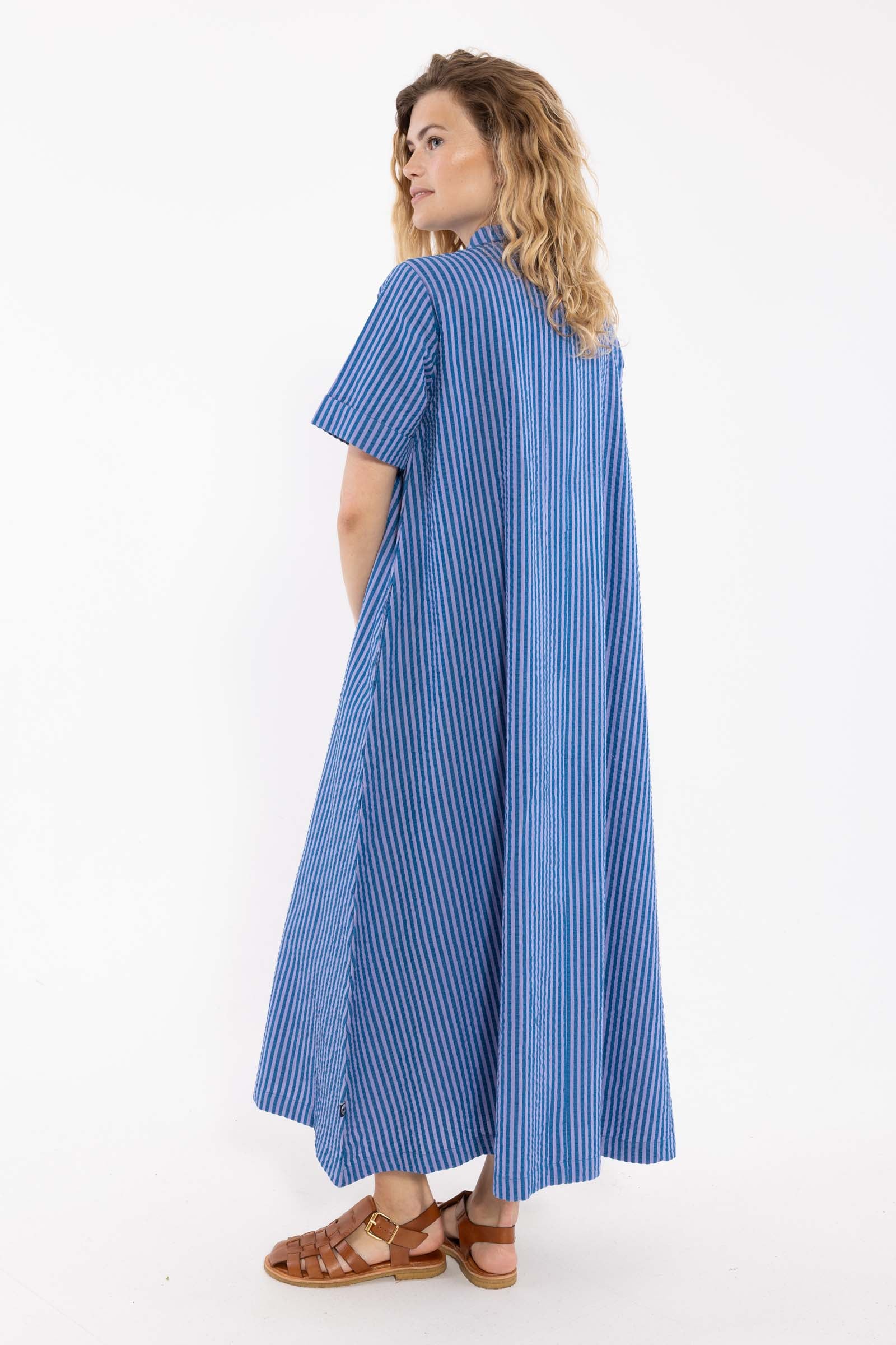 Skøn bæk og bølge skjortekjole med blå og lilla striber til kvinder