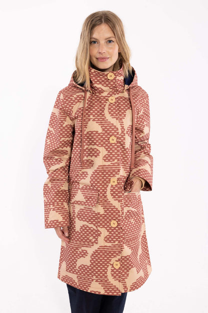 Praktisk multifarvet og mønstret jakke til kvinder.