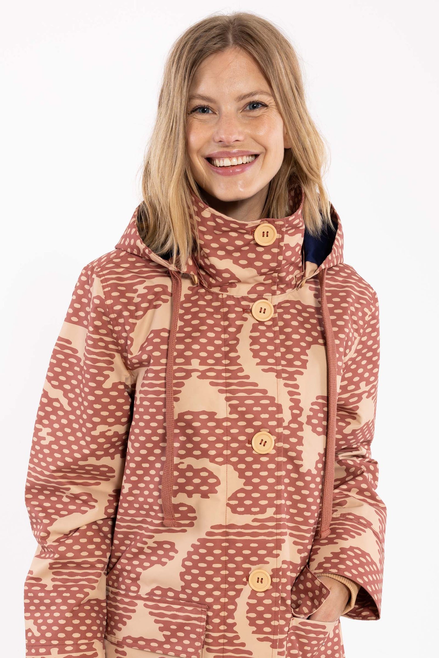 Praktisk multifarvet og mønstret jakke til kvinder