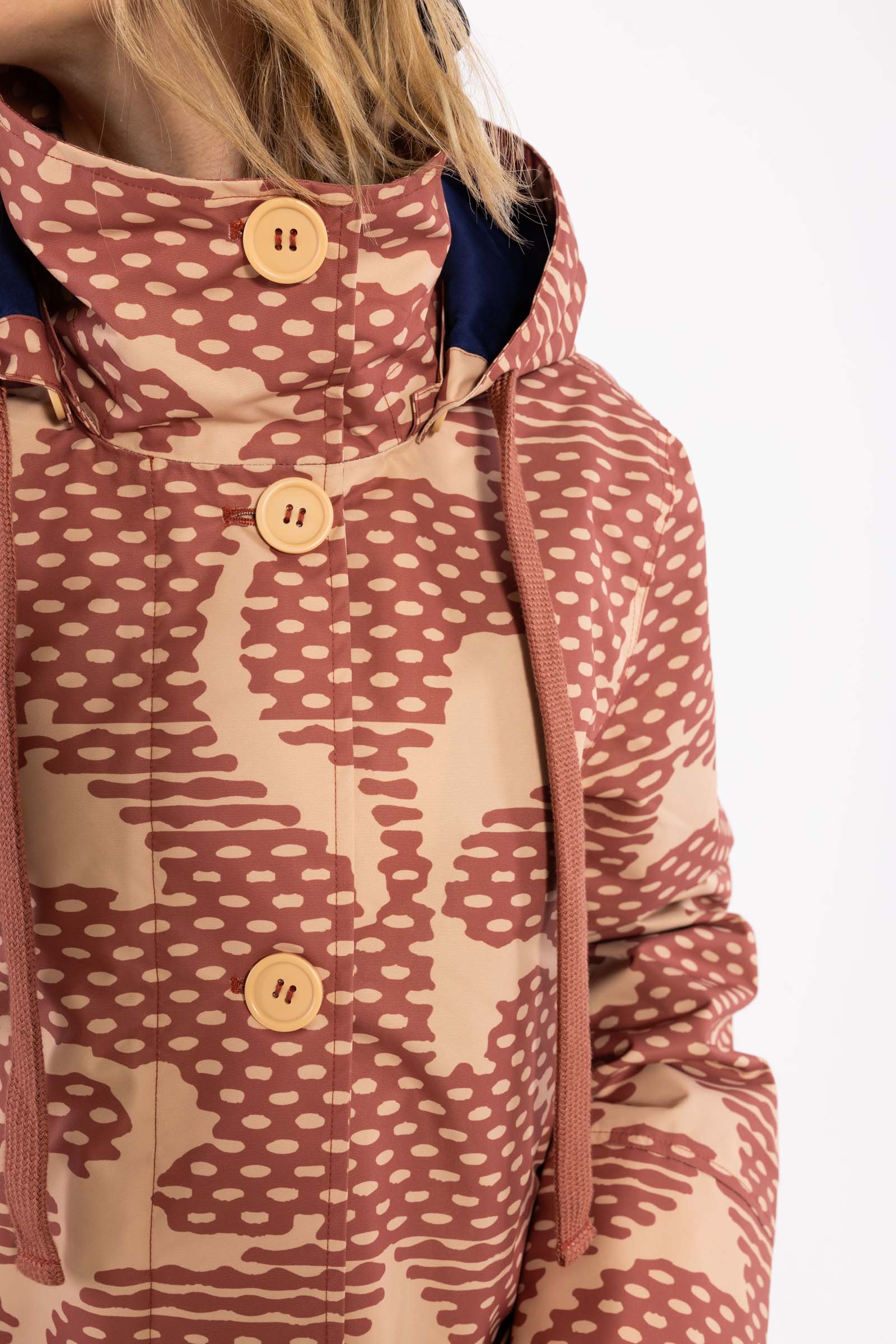 Praktisk multifarvet og mønstret jakke til kvinder