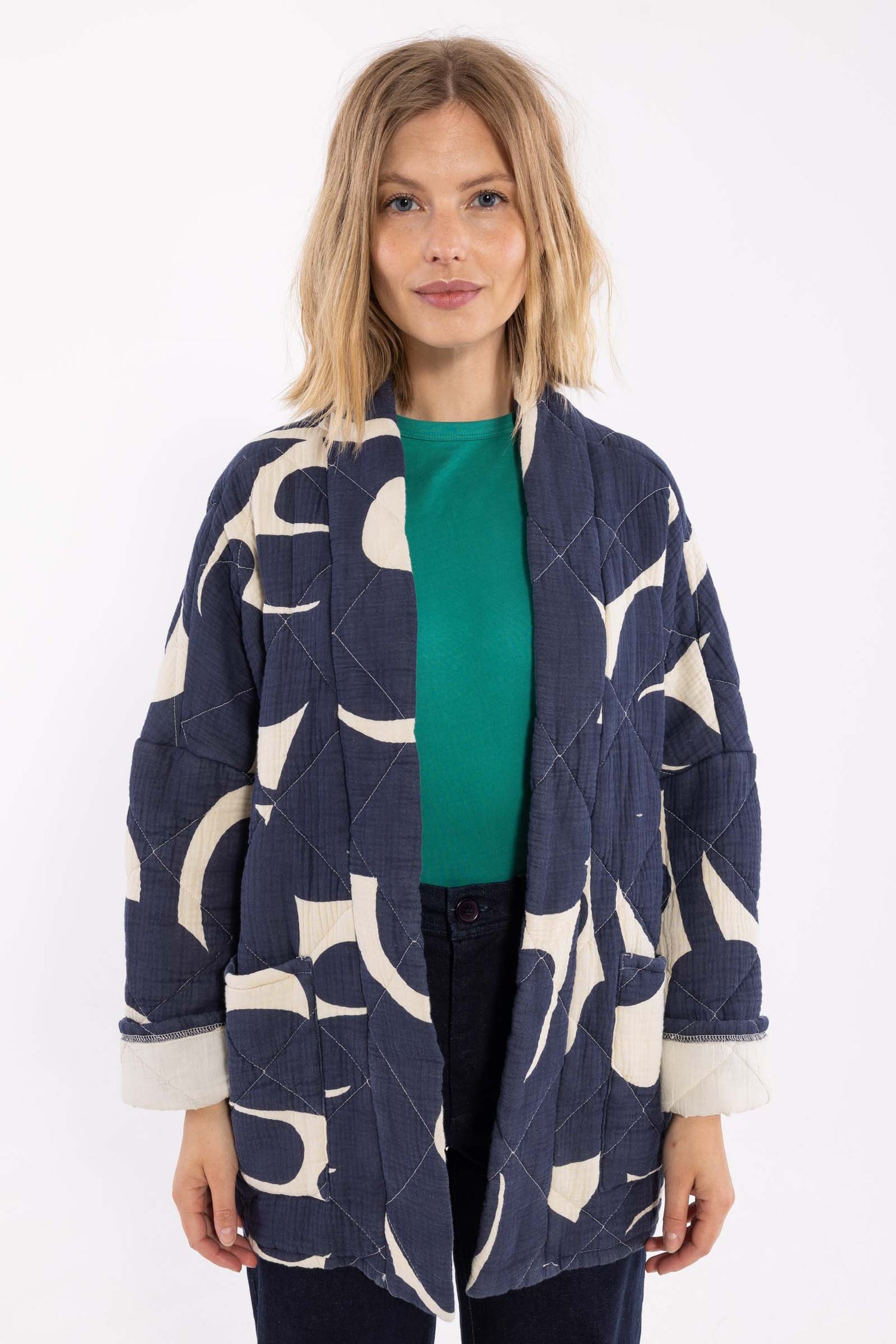 Smuk quiltet jakke med navyblåt og hvidt mønster til kvinder