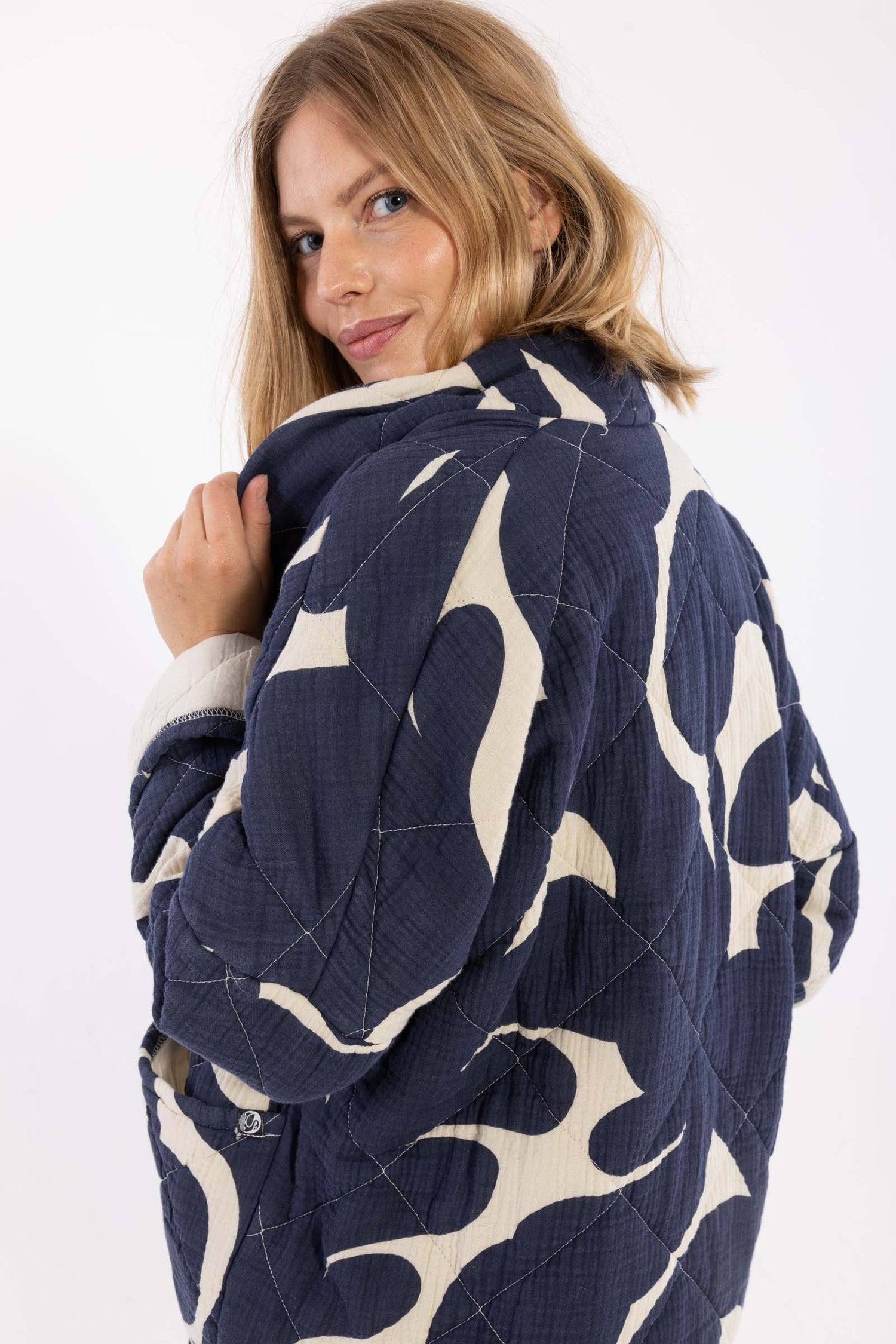 Smuk quiltet jakke med navyblåt og hvidt mønster til kvinder