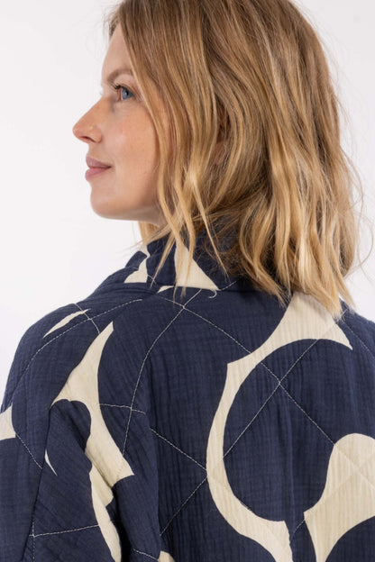 Smuk quiltet jakke med navyblåt og hvidt mønster til kvinder