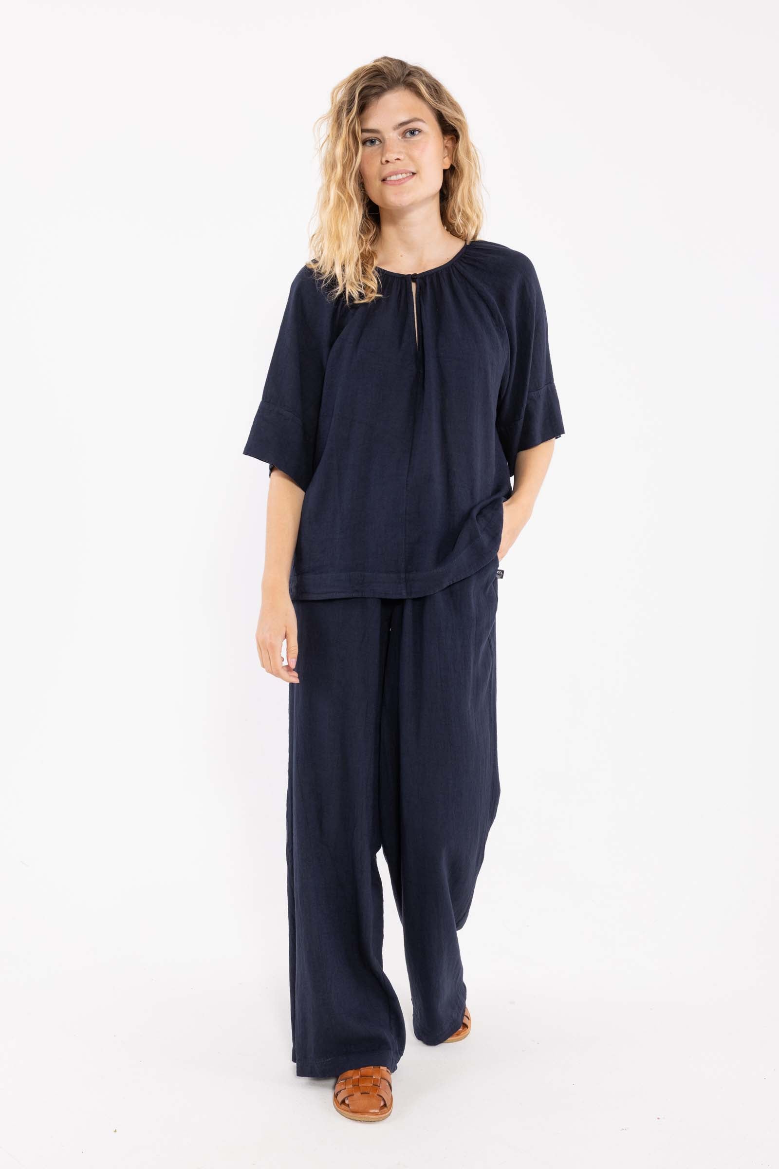 Flot navyblå skjortebluse i lækker hørblanding til kvinder