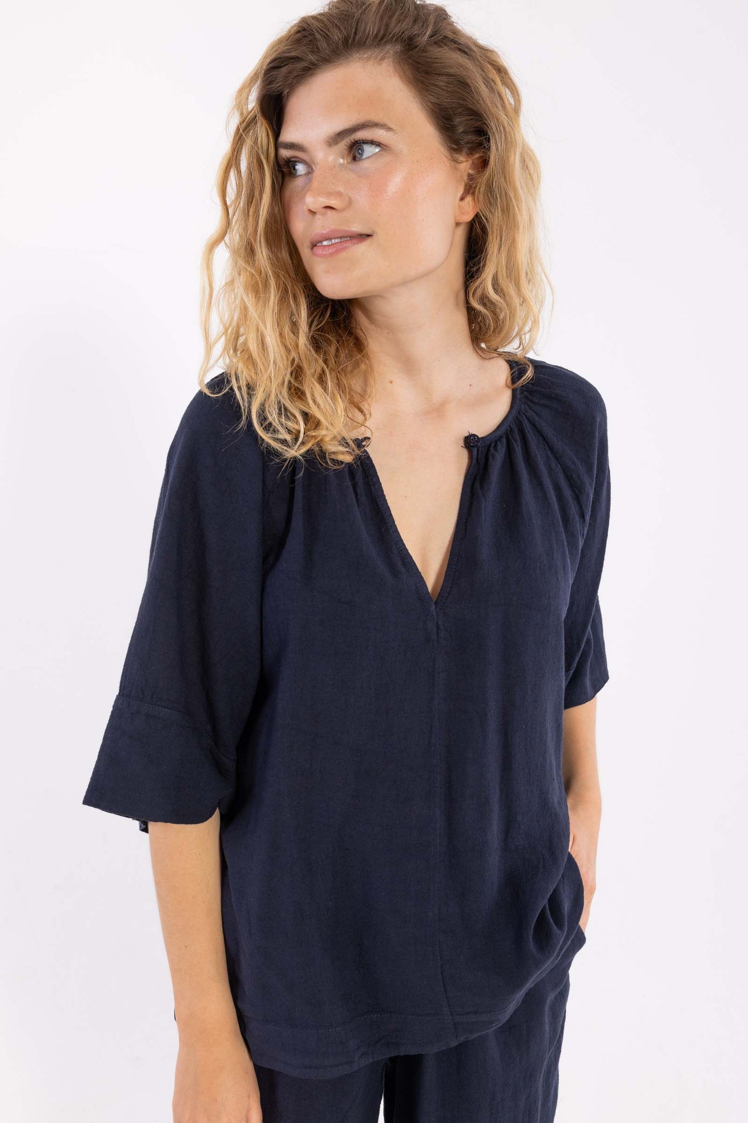 Flot navyblå skjortebluse i lækker hørblanding til kvinder