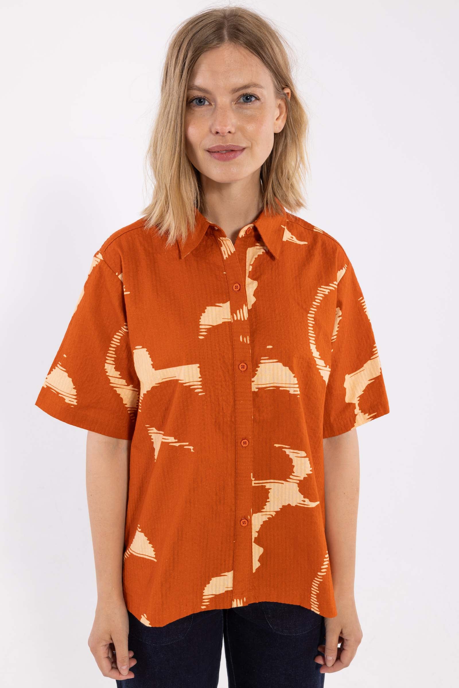 Fin kortærmet bæk og bølge skjorte med sødt mønster til kvinder