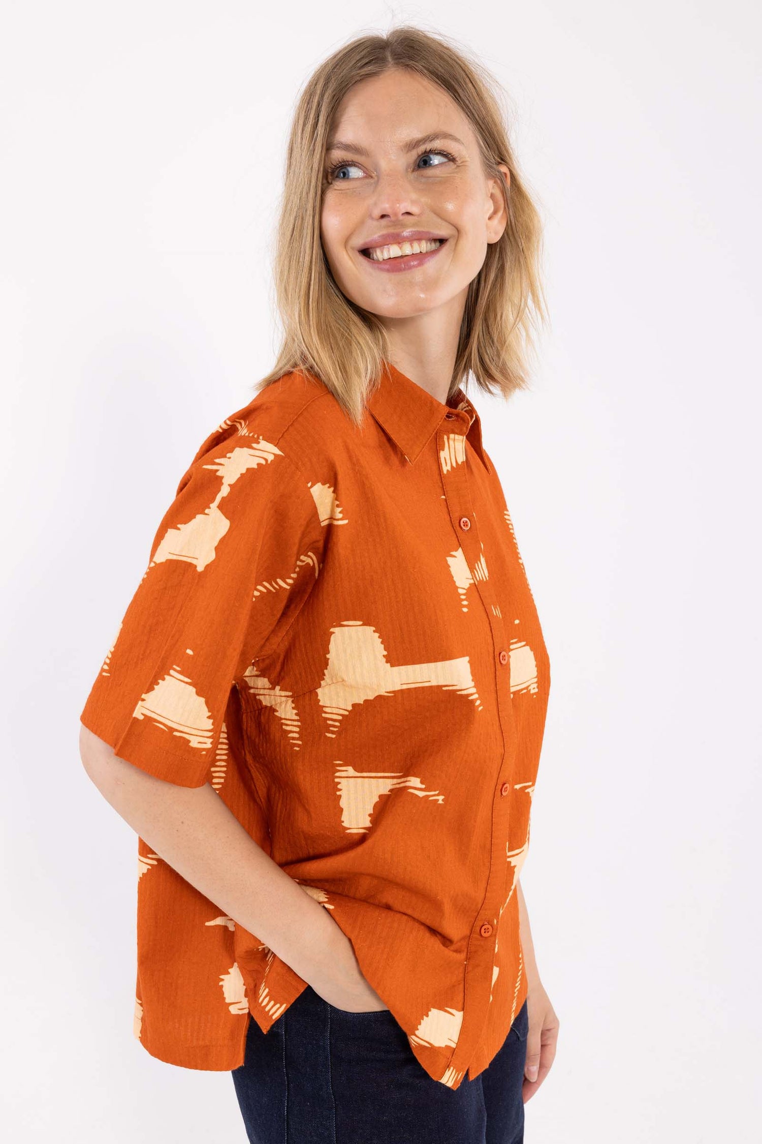 Fin kortærmet bæk og bølge skjorte med sødt mønster til kvinder