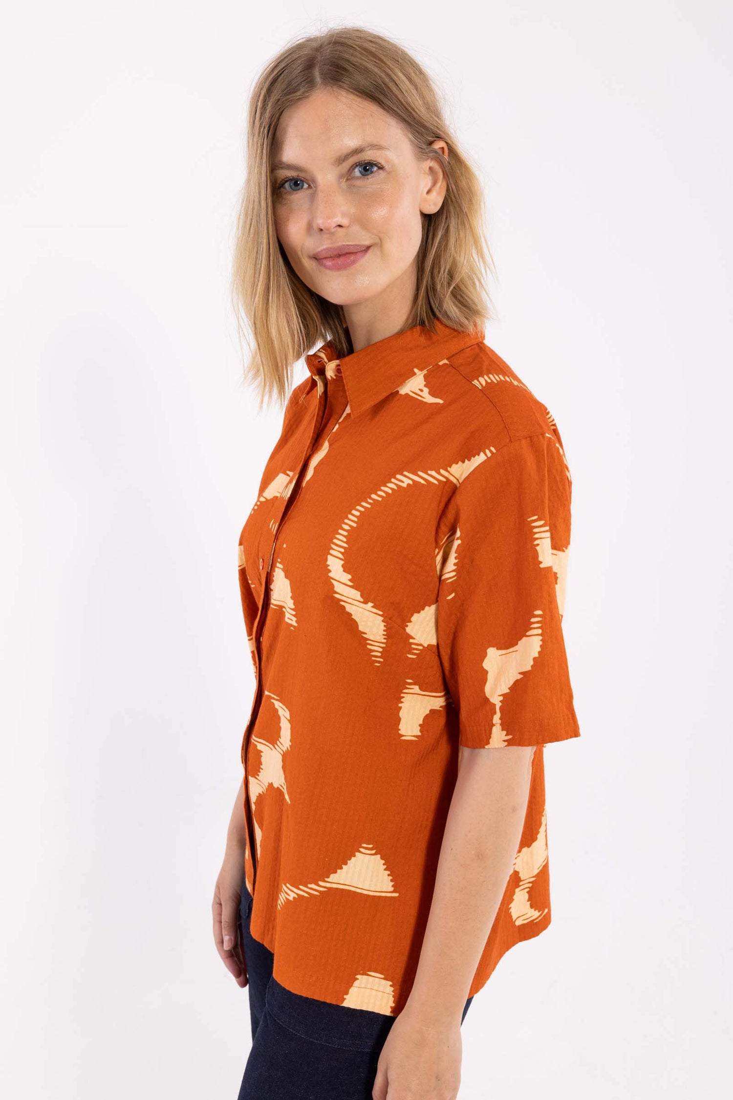 Fin kortærmet bæk og bølge skjorte med sødt mønster til kvinder