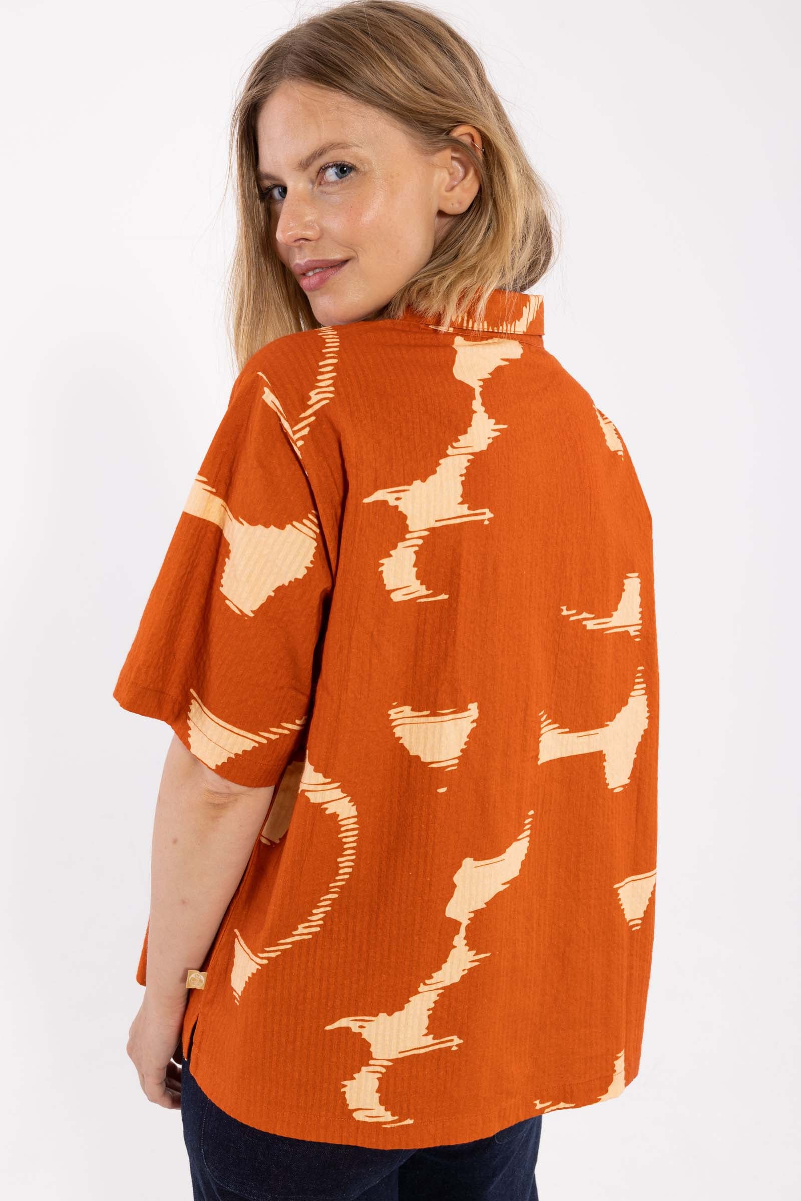 Fin kortærmet bæk og bølge skjorte med sødt mønster til kvinder