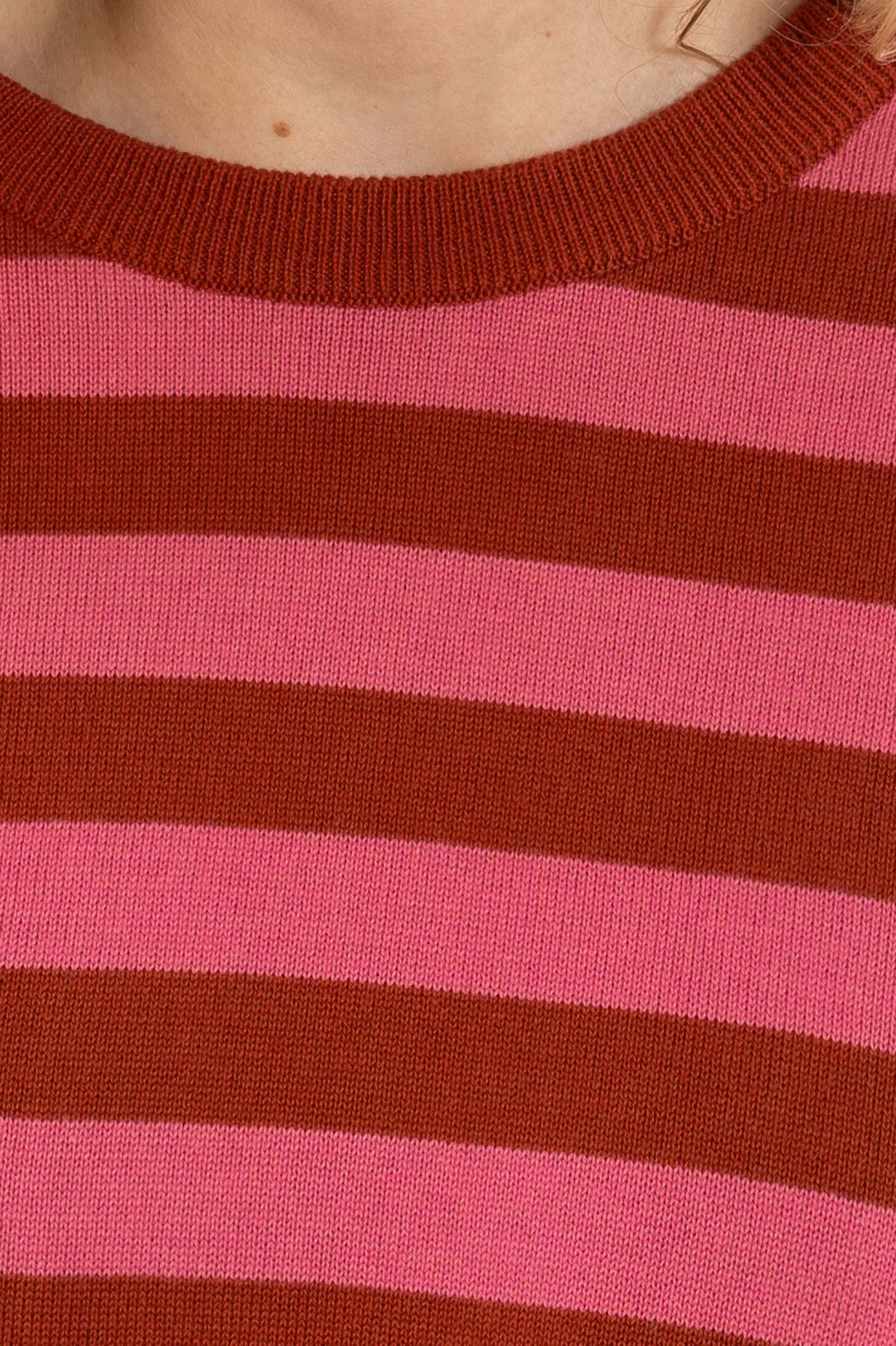 Fin kortærmet striktrøje med pink og røde striber til kvinder