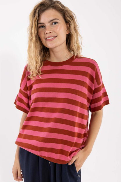 Fin kortærmet striktrøje med pink og røde striber til kvinder