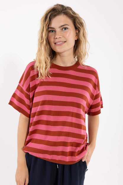 Fin kortærmet striktrøje med pink og røde striber til kvinder