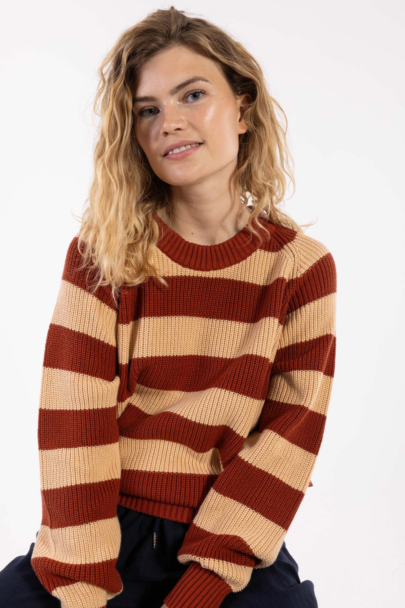 Flot chunky sweater med røde og sandfarvede striber til kvinder