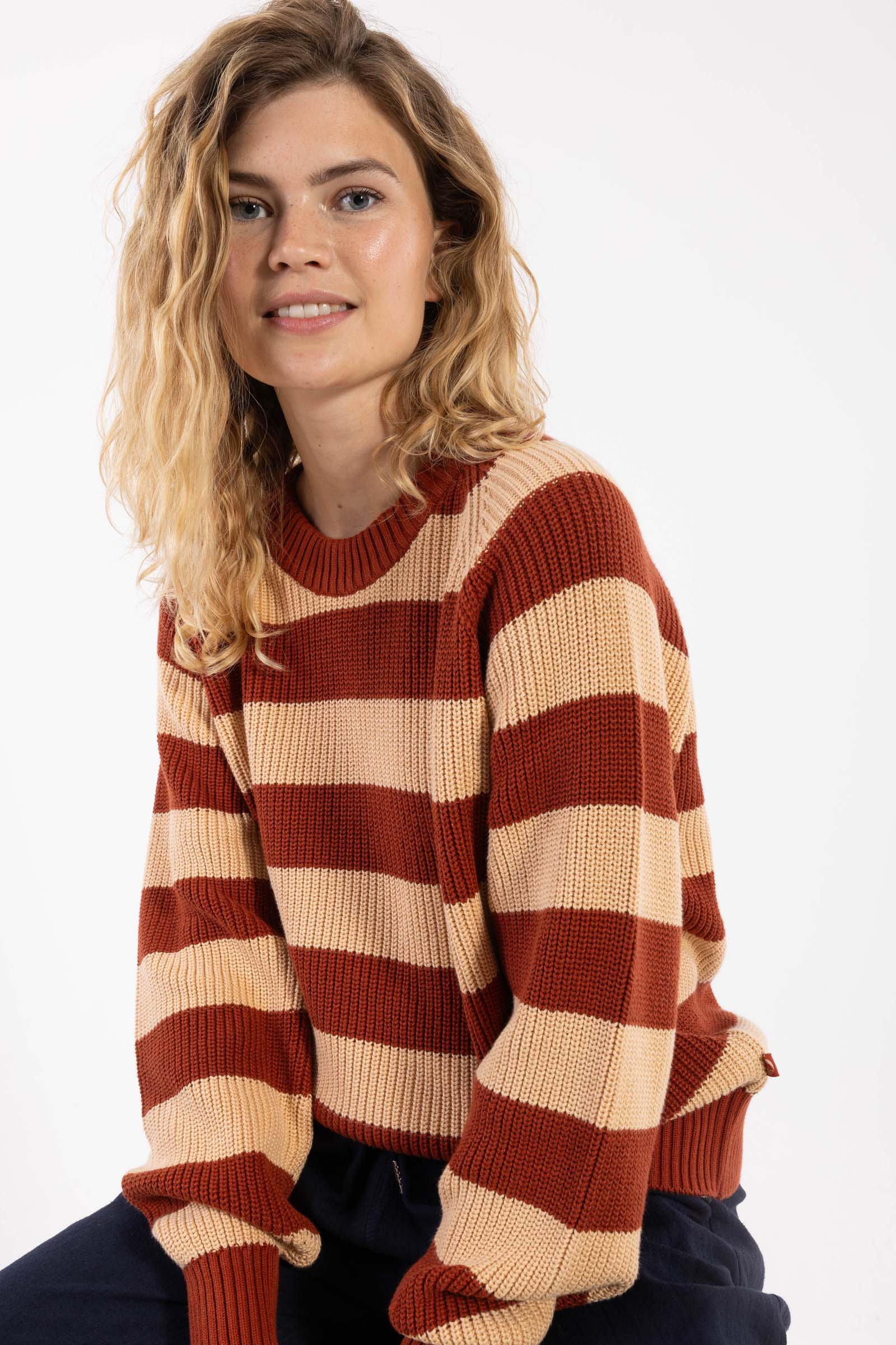 Flot chunky sweater med røde og sandfarvede striber til kvinder