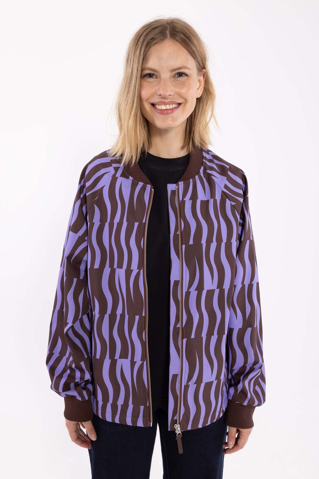 Fin kort jakke i lilla og vinrødt mønster til kvinder.