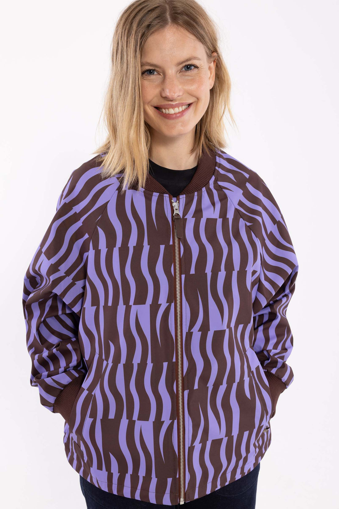 Fin kort jakke i lilla og vinrødt mønster til kvinder-1