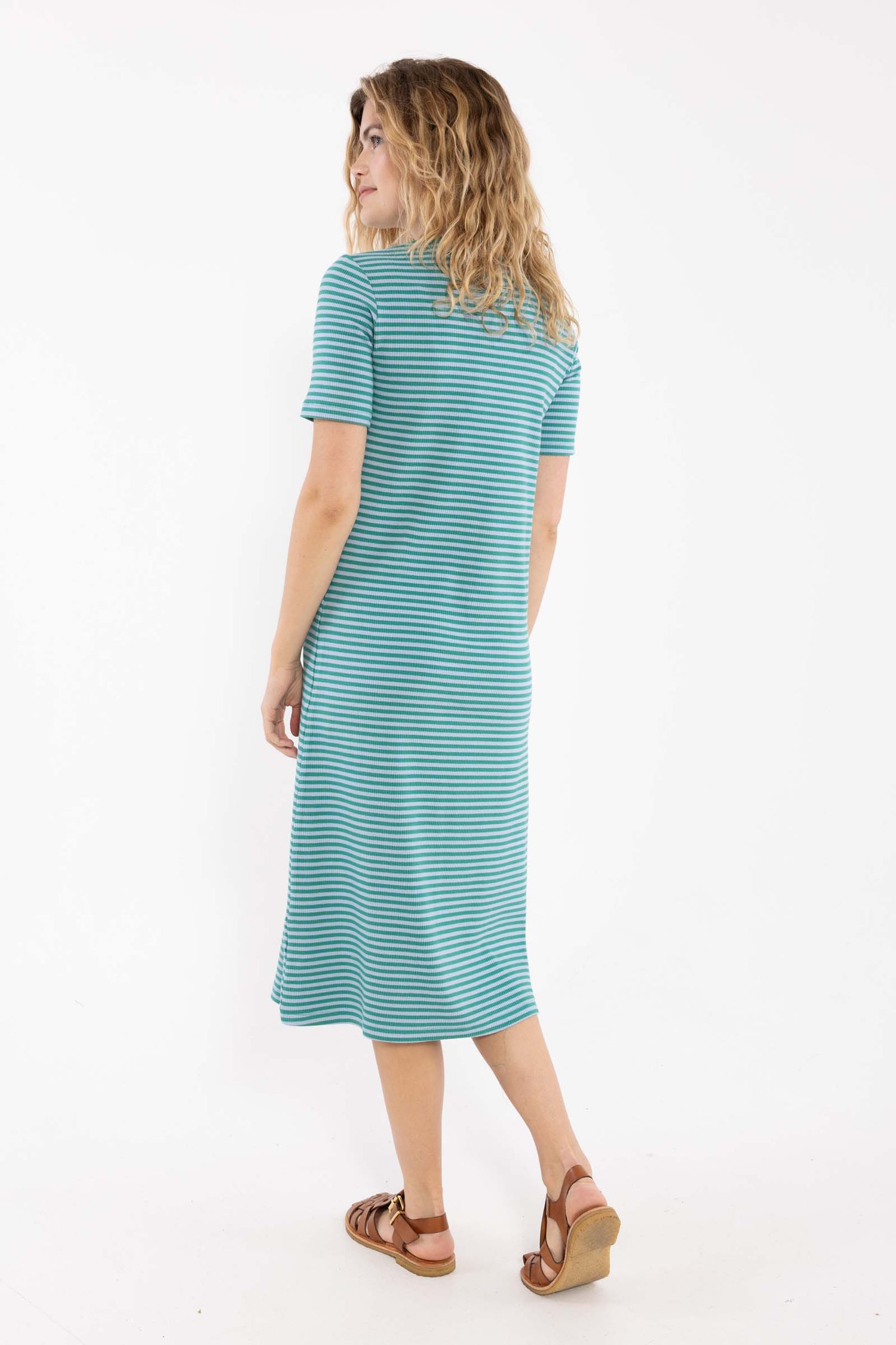 Fin kjole i bomuld og viskose med striber i blålige nuancer til kvinder