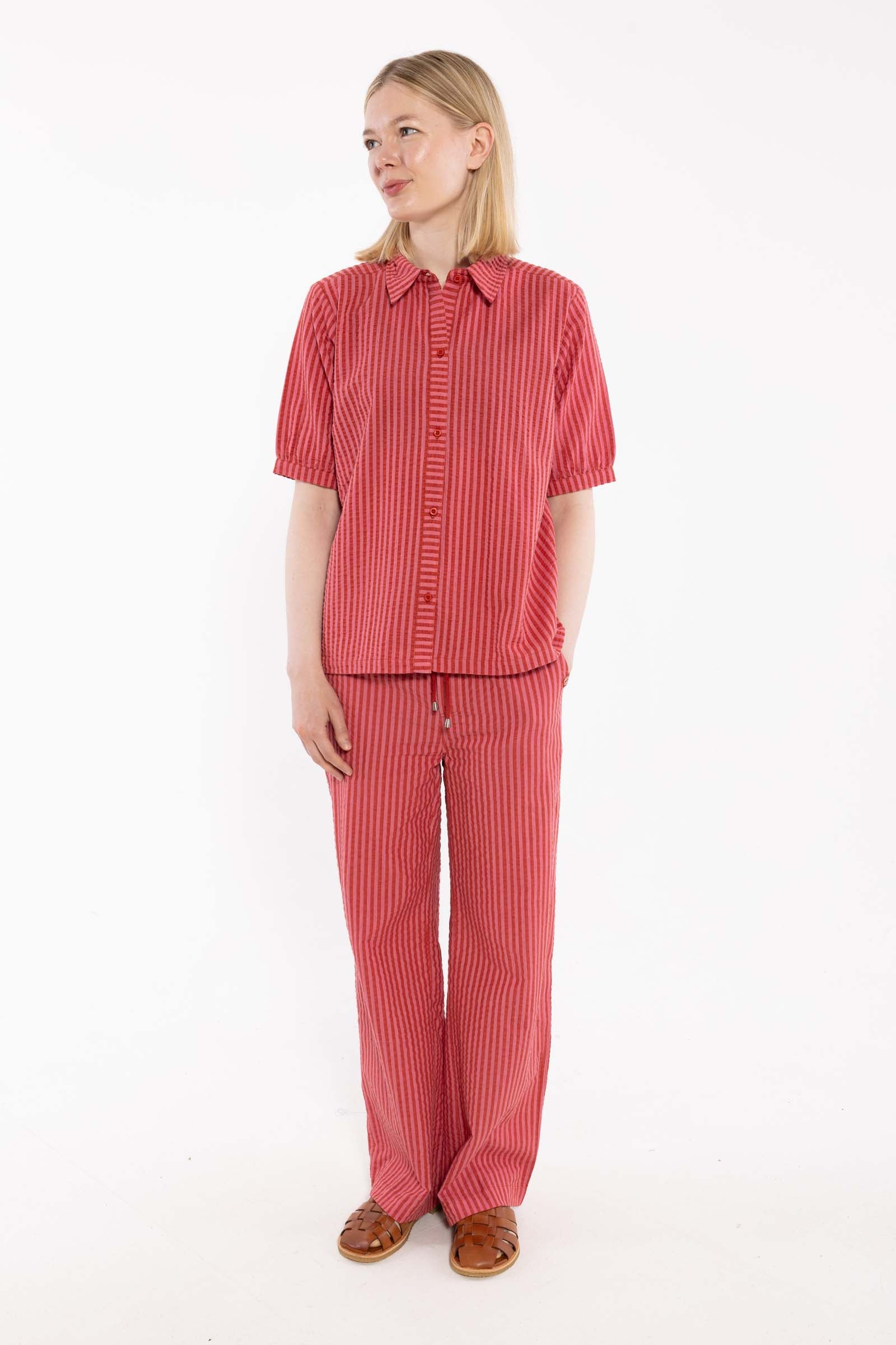 Sød kortærmet bæk og bølge skjorte med røde og lyserøde striber til kvinder