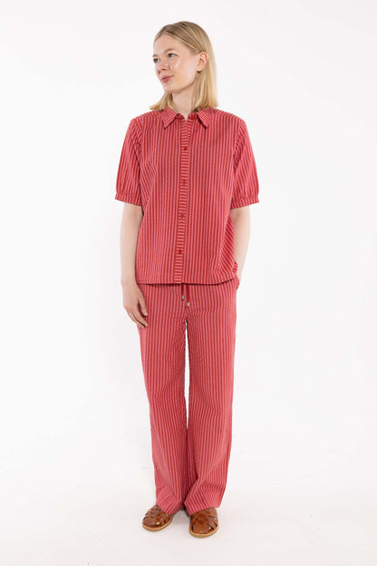 Sød kortærmet bæk og bølge skjorte med røde og lyserøde striber til kvinder