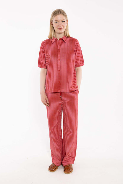 Sød kortærmet bæk og bølge skjorte med røde og lyserøde striber til kvinder