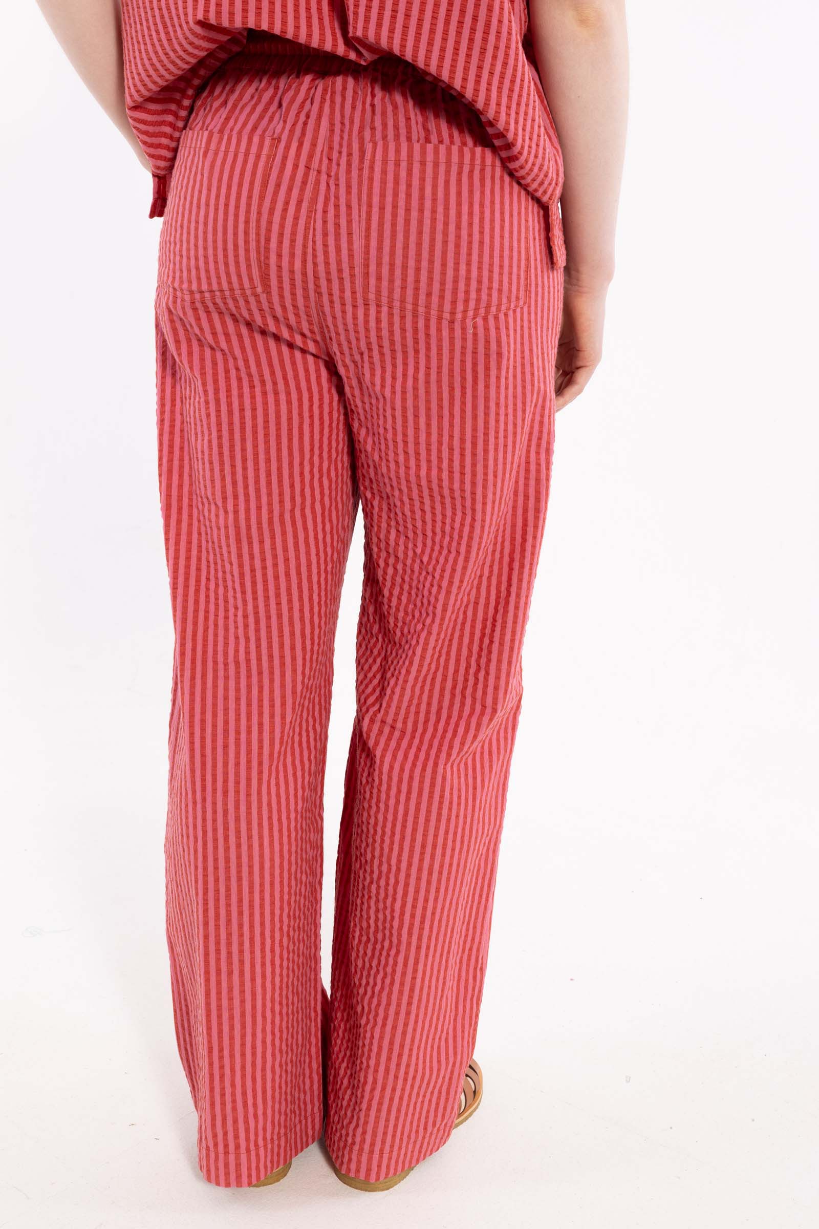 Lækre bæk og bølge bukser med elastik i taljen og røde og lyserøde striber til kvinder