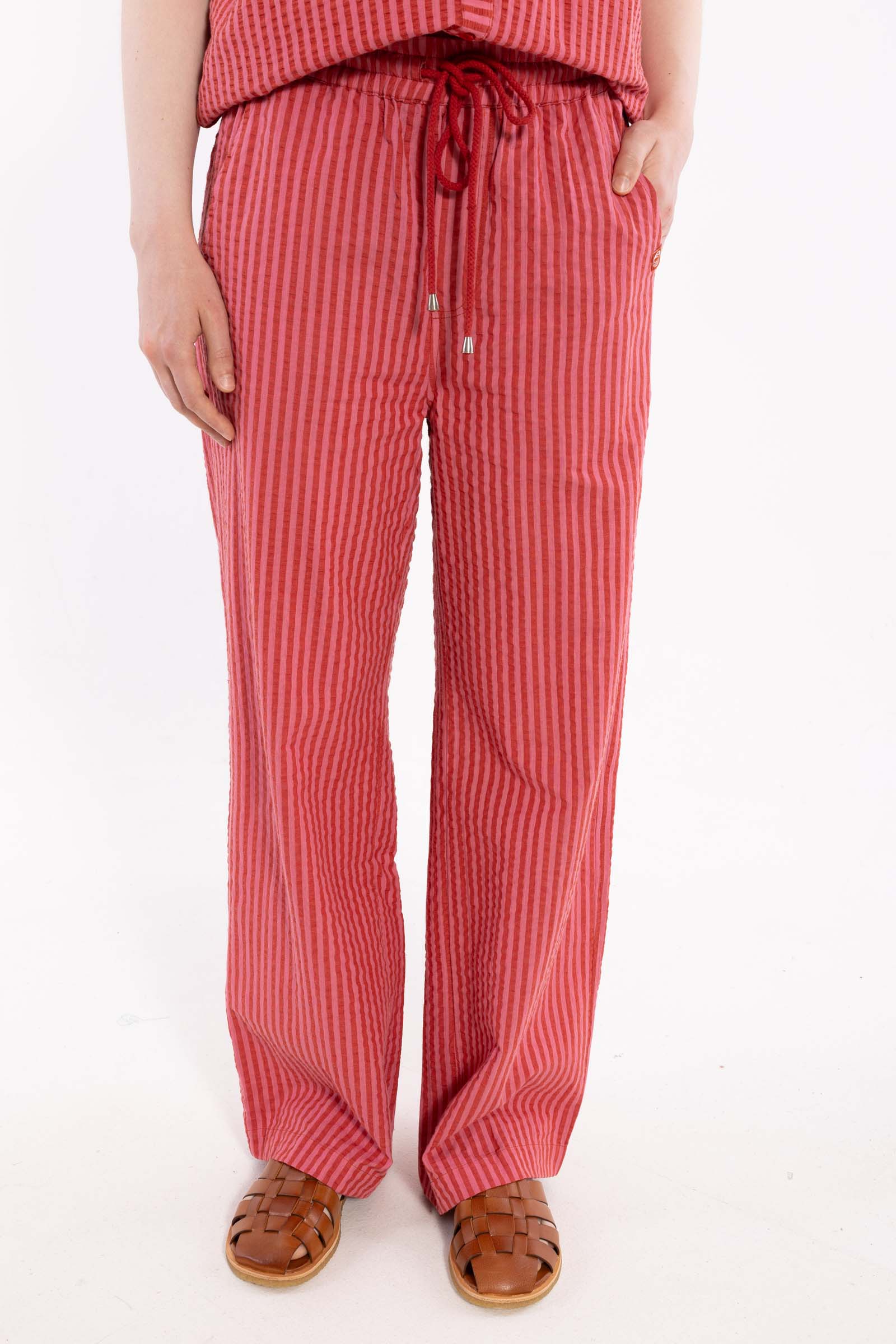 Lækre bæk og bølge bukser med elastik i taljen og røde og lyserøde striber til kvinder