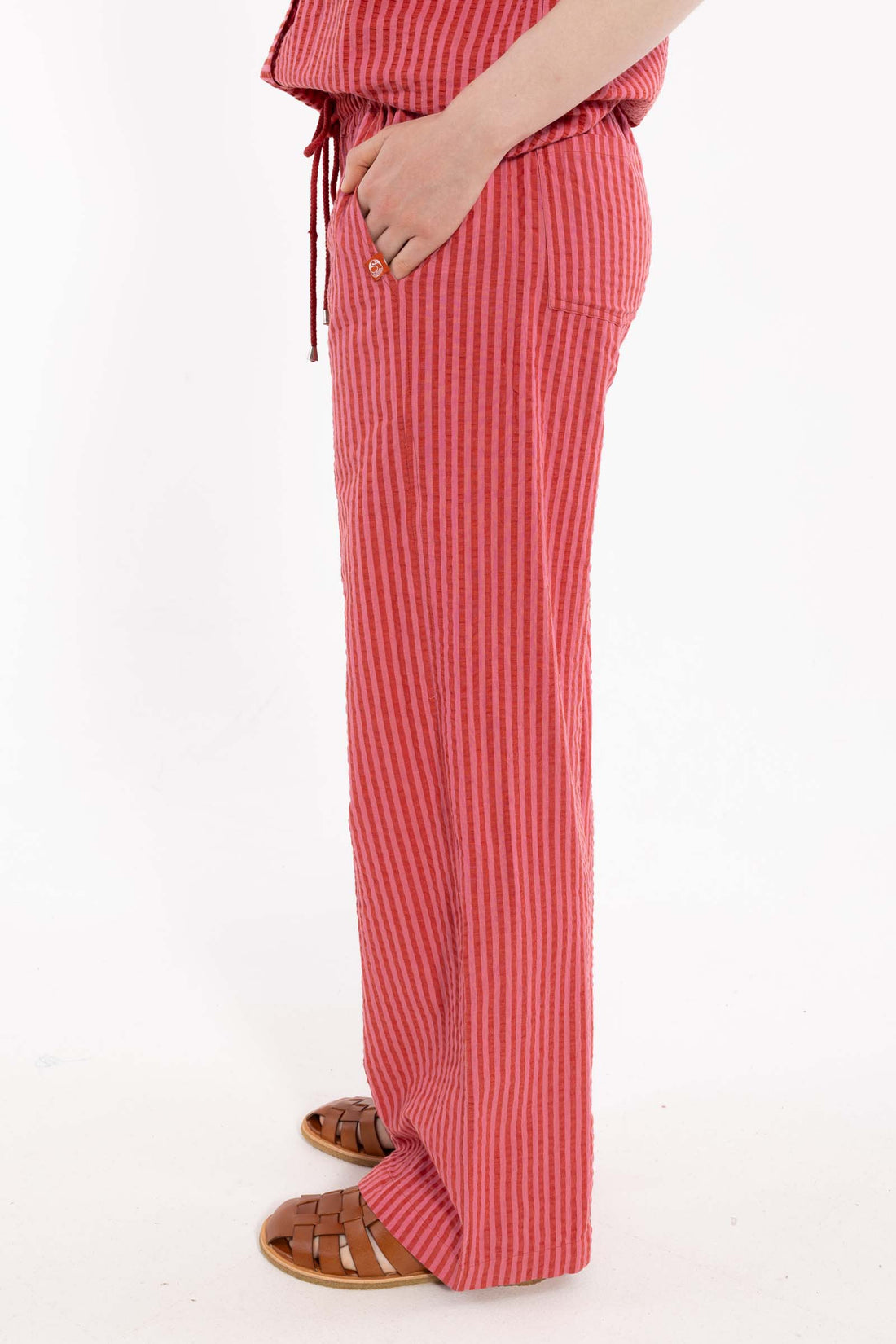 Lækre bæk og bølge bukser med elastik i taljen og røde og lyserøde striber til kvinder