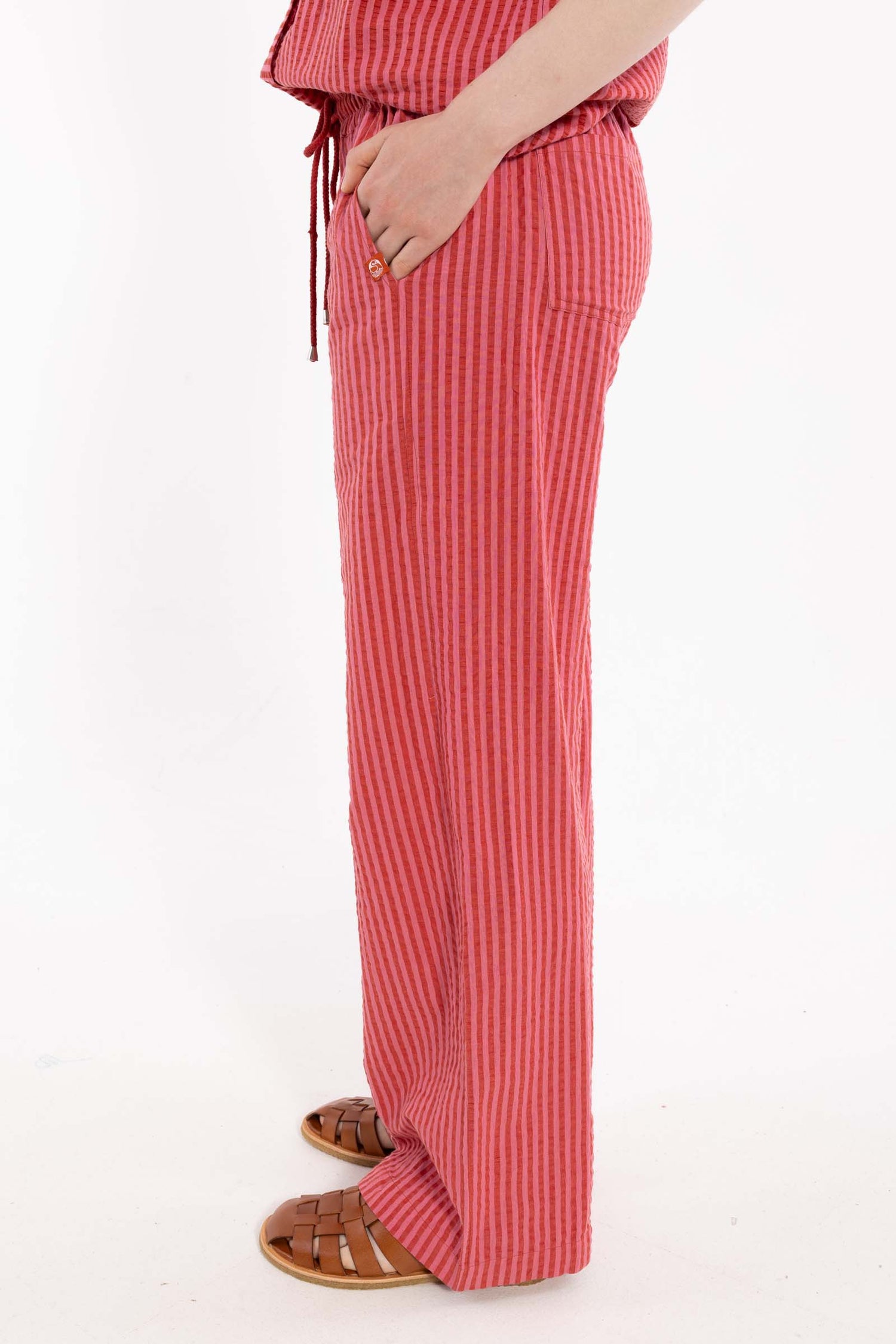 Lækre bæk og bølge bukser med elastik i taljen og røde og lyserøde striber til kvinder