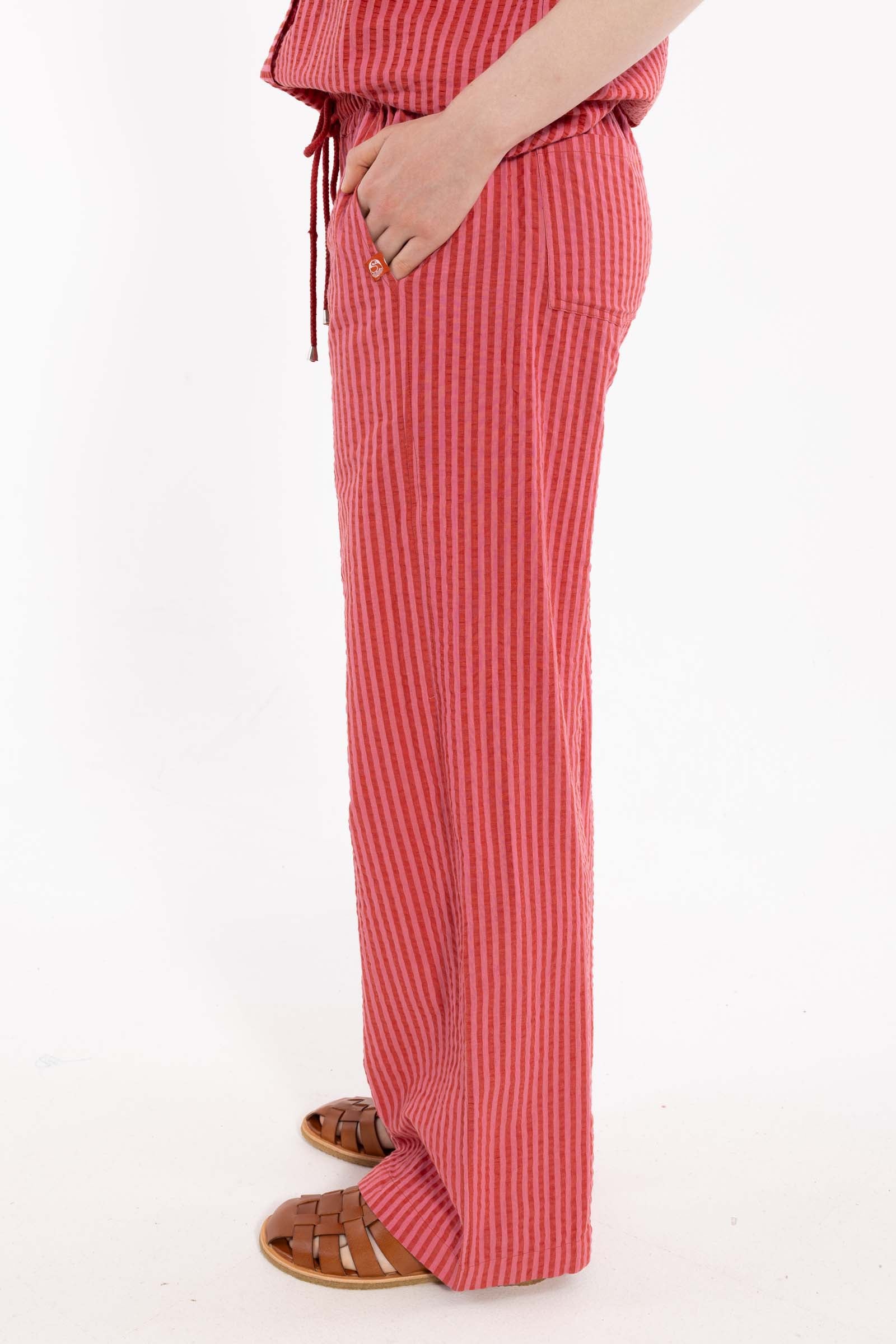 Lækre bæk og bølge bukser med elastik i taljen og røde og lyserøde striber til kvinder