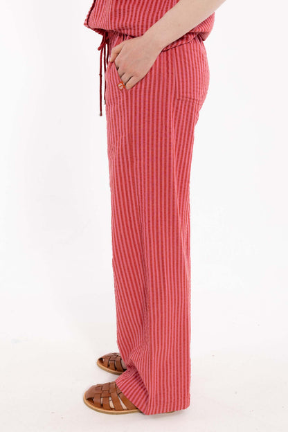 Lækre bæk og bølge bukser med elastik i taljen og røde og lyserøde striber til kvinder
